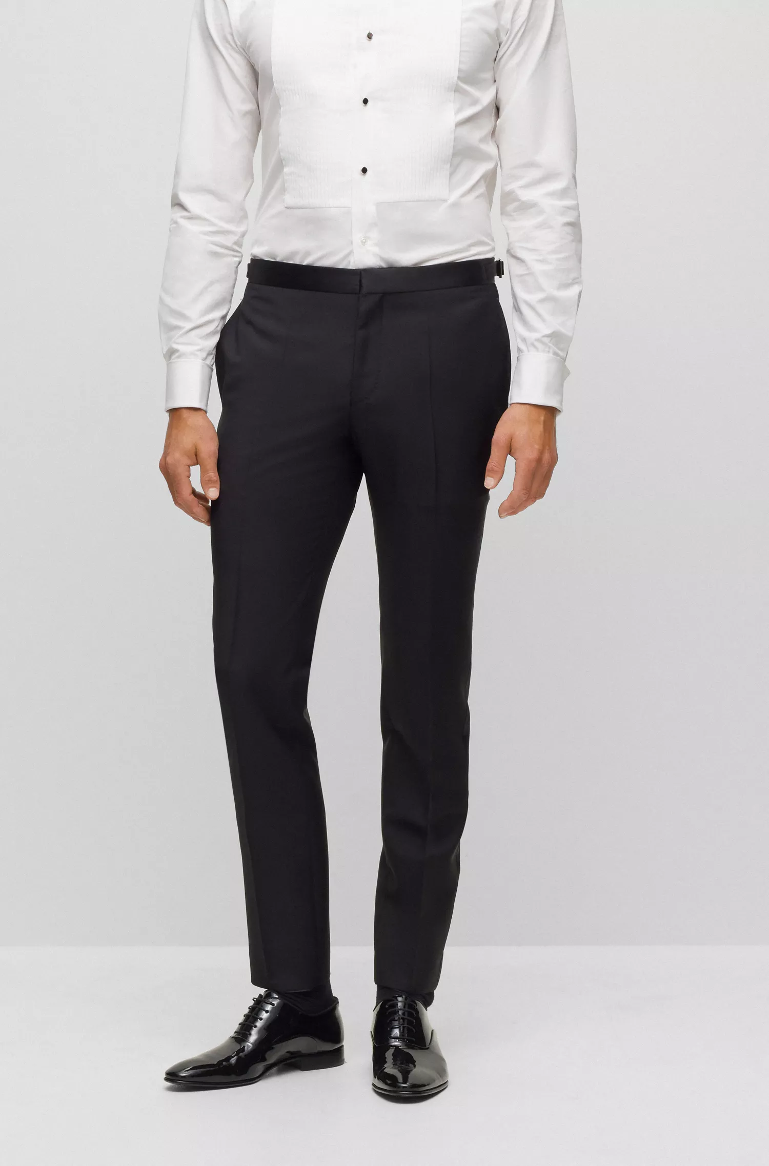 Terno BOSS cor camelo, corte slim, em mistura de lã e mohair.