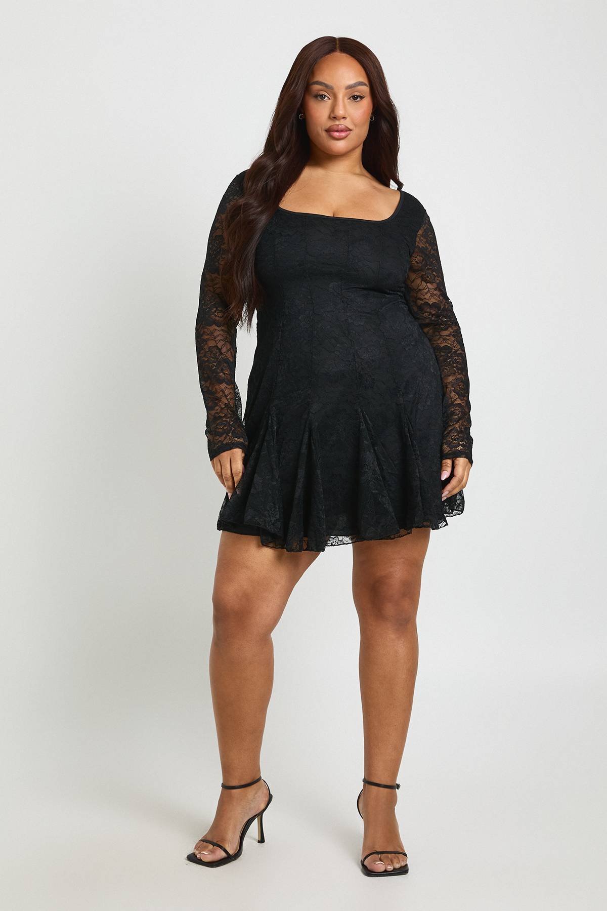 boohoo Robe Mini Patineuse à Godets en Dentelle Grande Taille