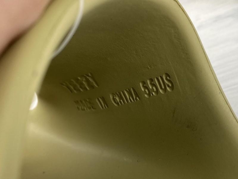 Yeezy Slide Resin (One Size Smaller!!)
