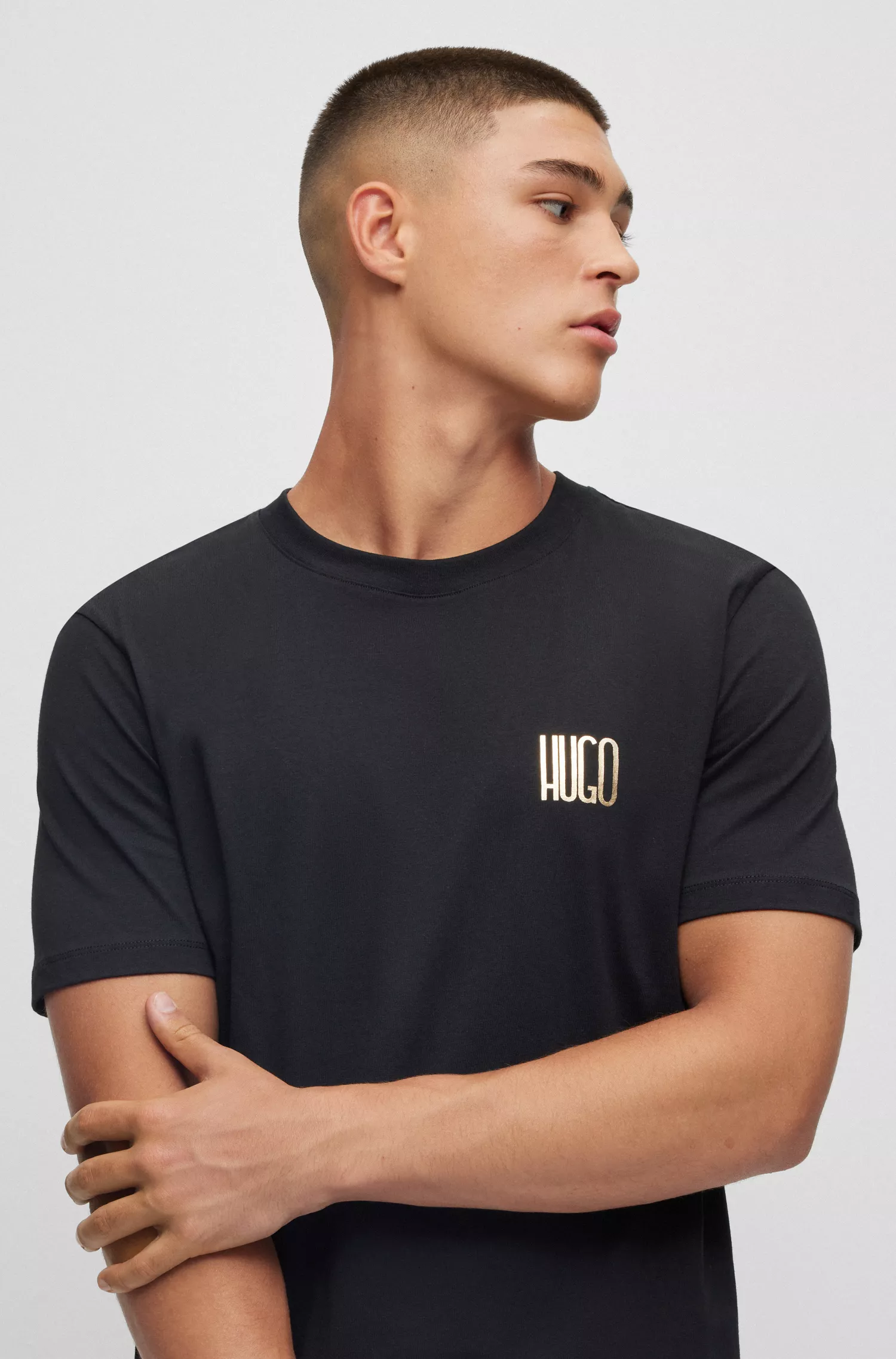 Camiseta HUGO de algodão vermelho com logo da nova temporada no peito.