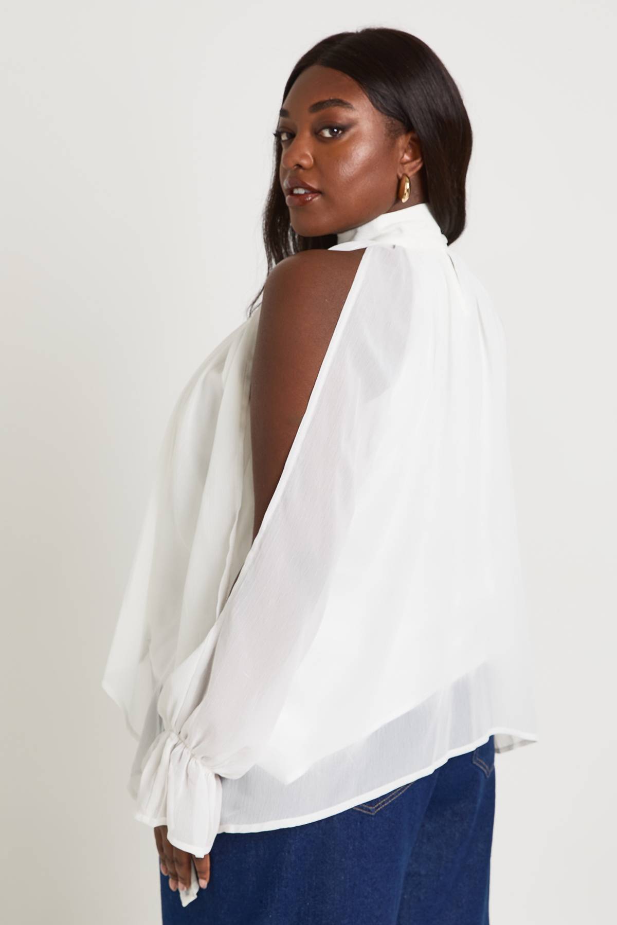 boohoo Blouse Grande Taille En Mousseline Col Licou Manches Longues Drapée