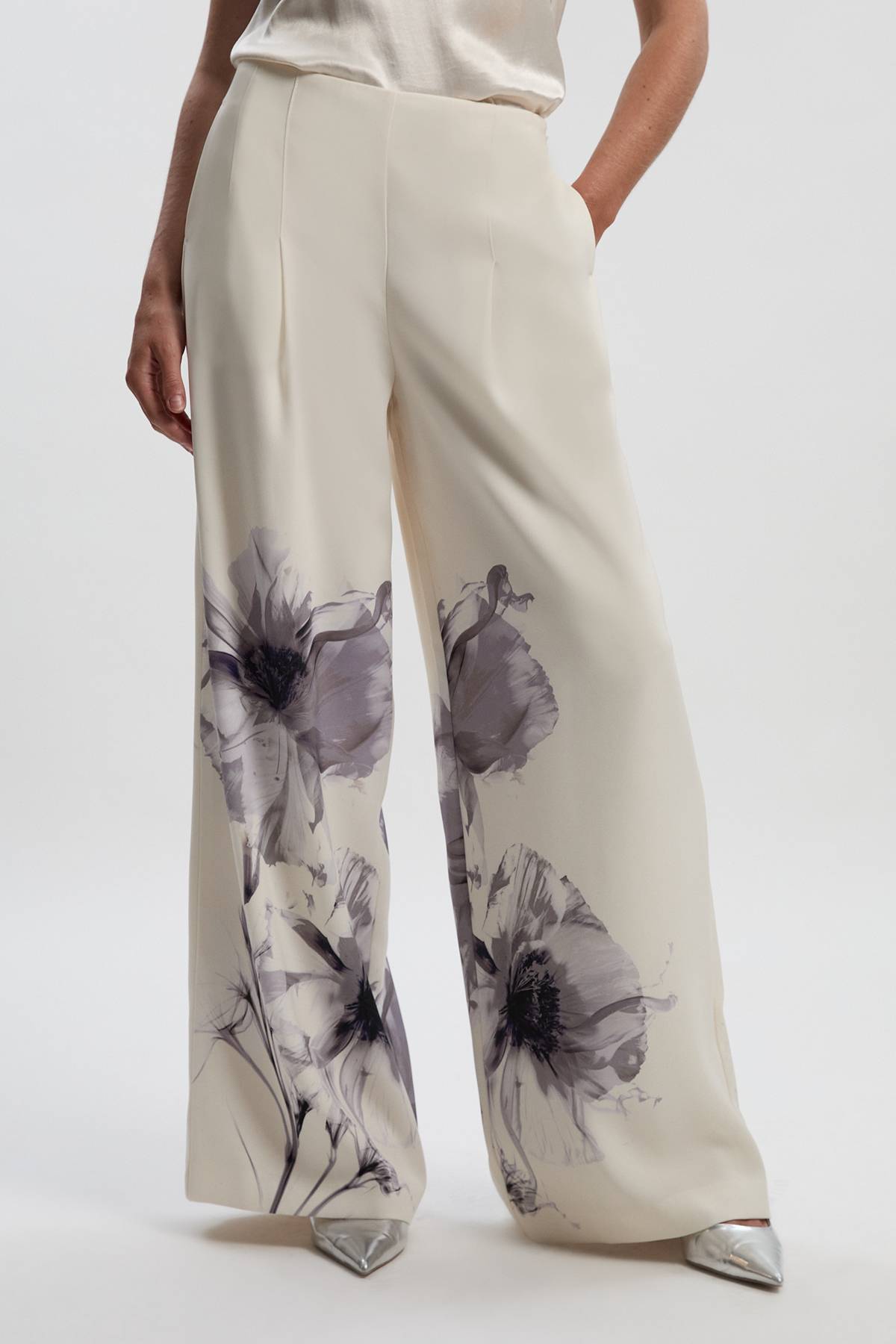 KarenMillen Pantalon Large à Plis en Crêpe Tailleur avec Imprimé Floral Placé
