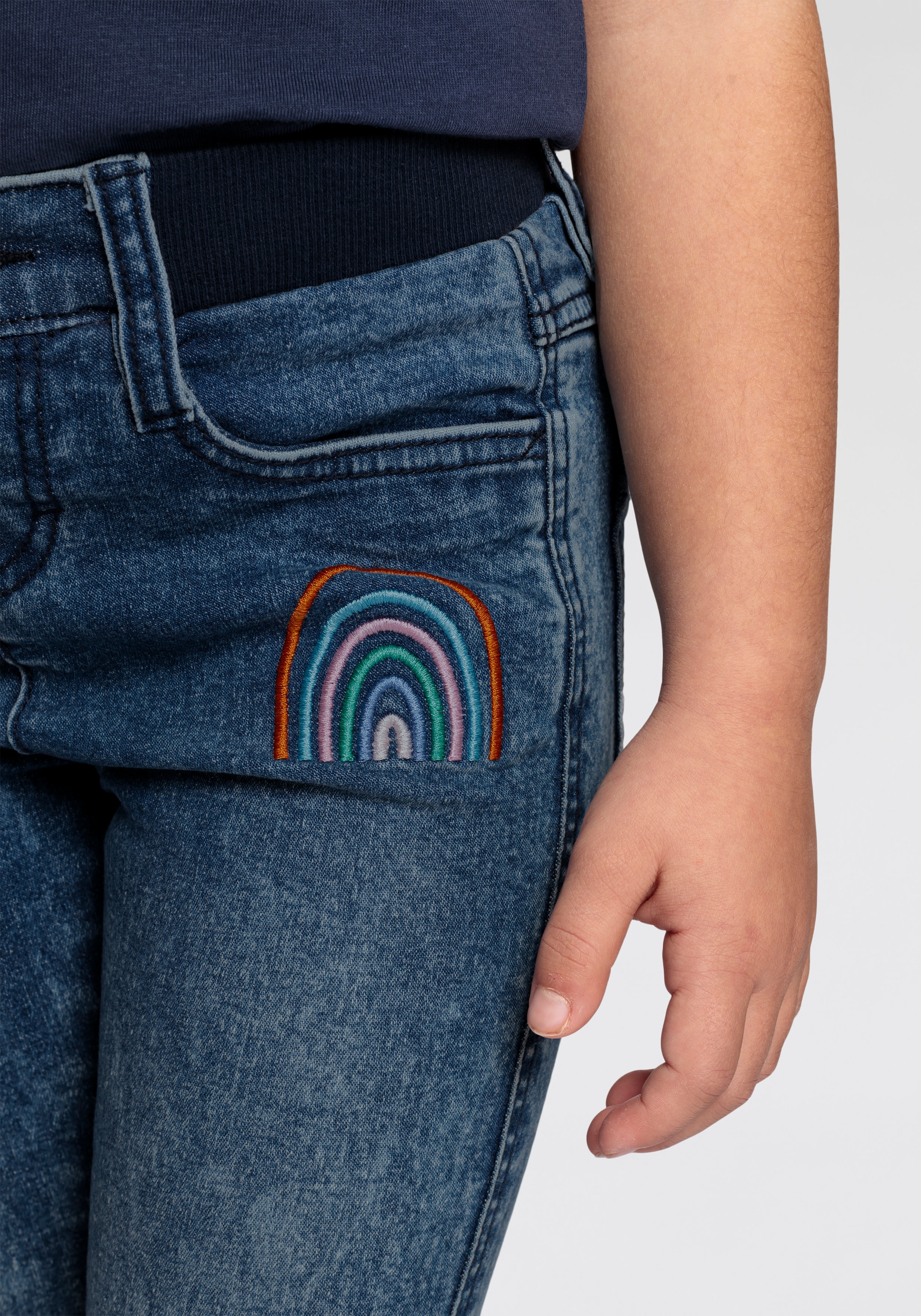 KIDSWORLD Stretch-Jeans », Basic Jeans mit toller Stickerei«, schmale Beinform,  mit verstellbarem Gummizug am Bund,  lang