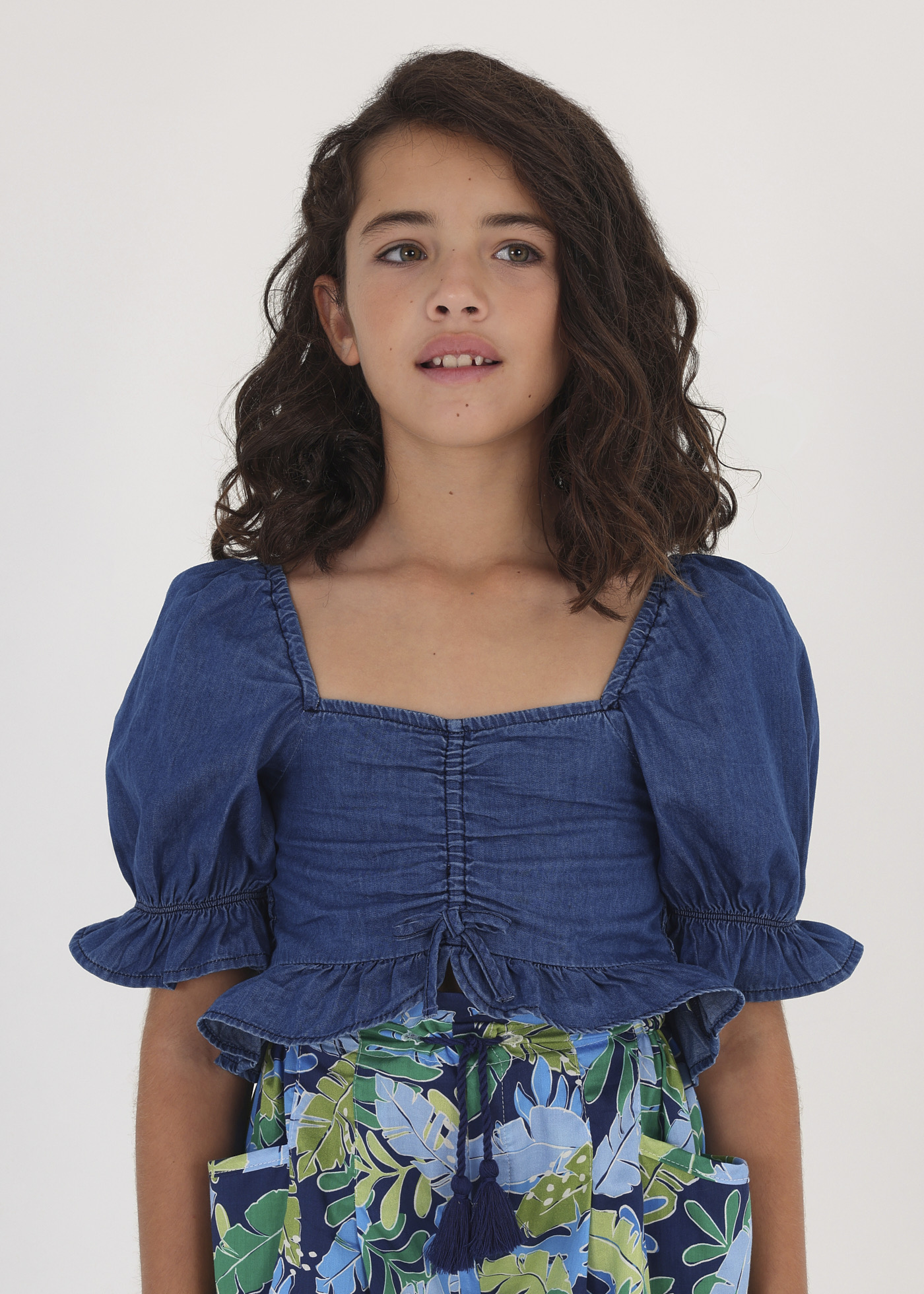 Blusa jeans com detalhes franzidos para meninas
