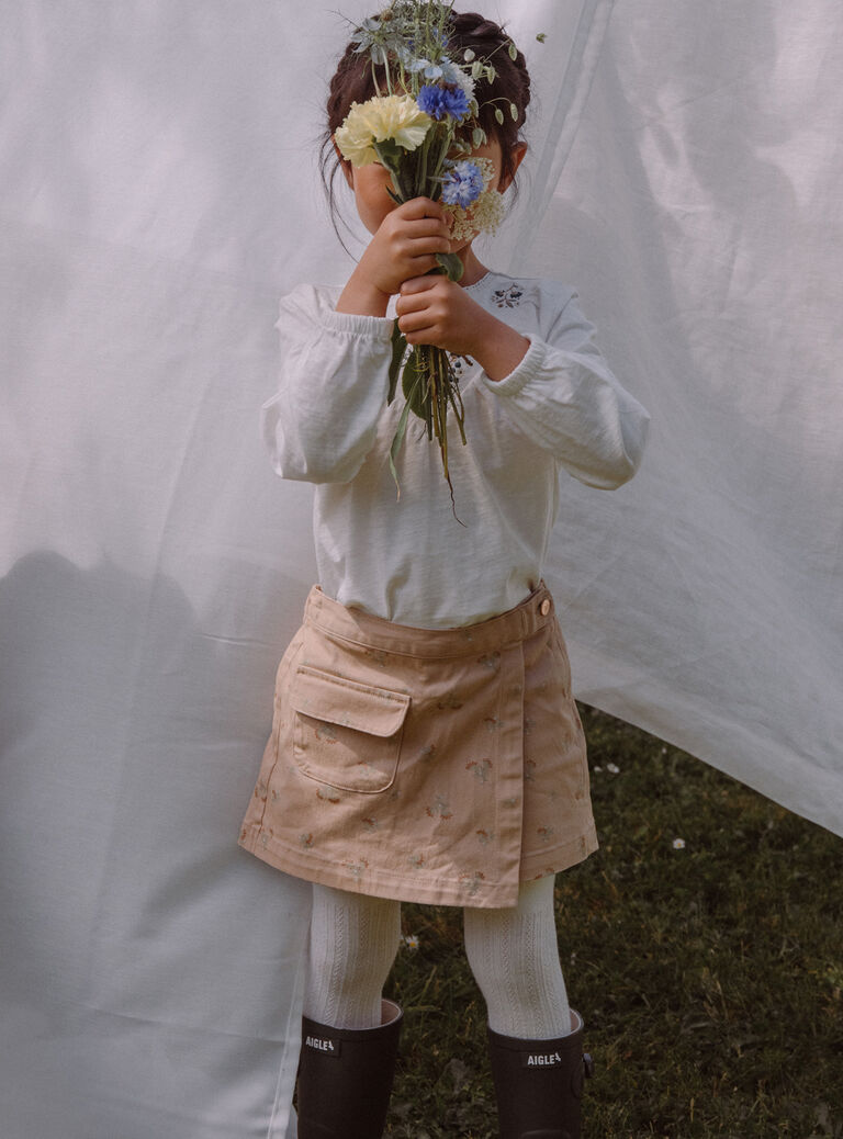 Jupe-short beige à imprimé fleuri pailleté