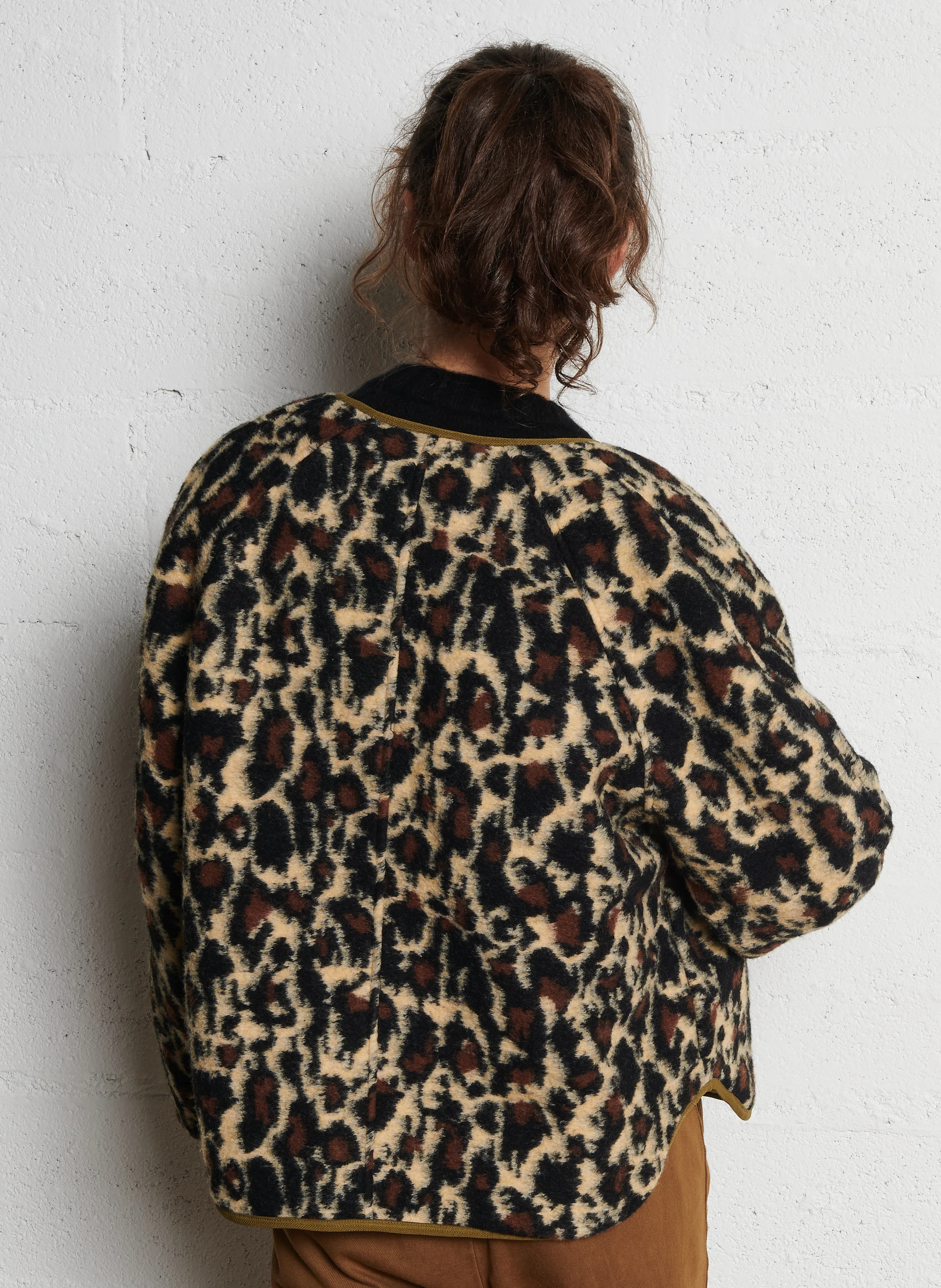 HARI - Manteau court effet fourrure imprimé | Multicolore