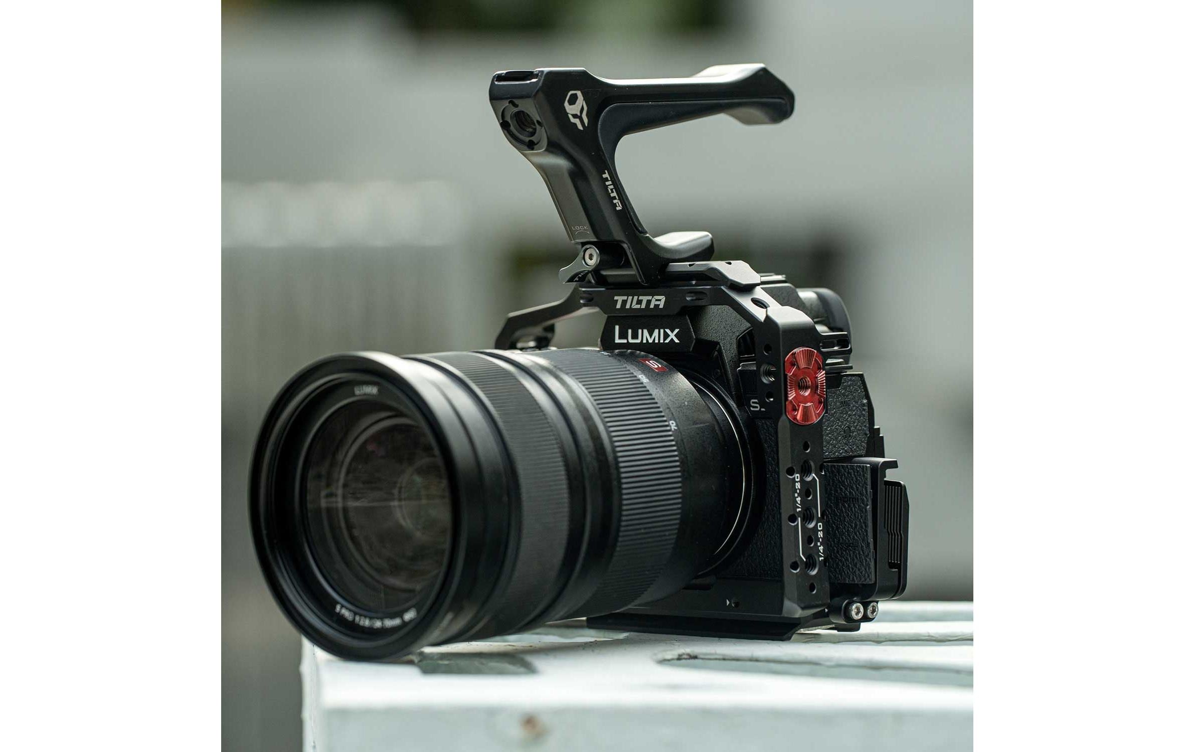 Full Camera Cage für Panasonic S5 II/IIX - Titanium GrayVerbessert die Funktionalität der Kamera und bietet gleichzeitig zusätzlichen Schutz