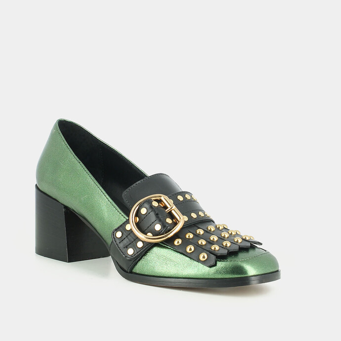 Mocassins à talons et pattes frangées  et cabochons en cuir métallisé vert