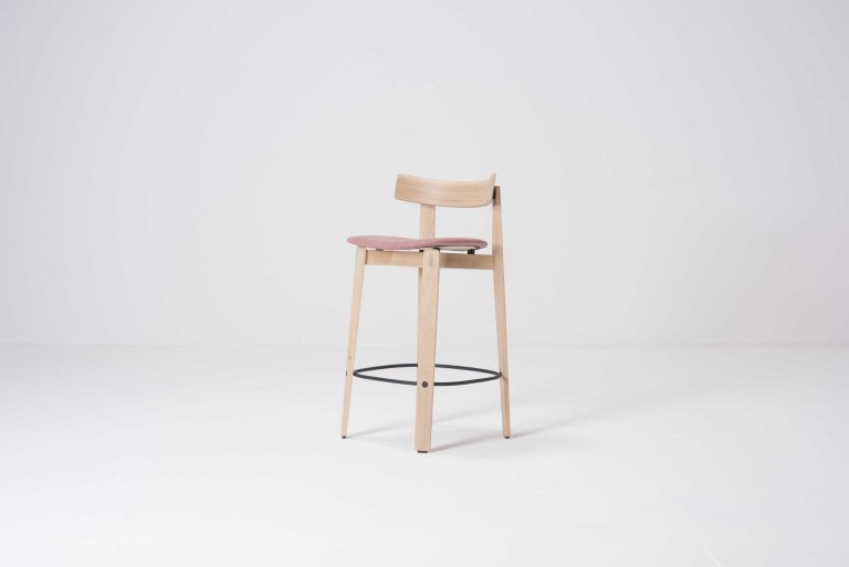 Gazzda Nora barkruk met leuning - laag whitewash Main Line Flax Barbarican