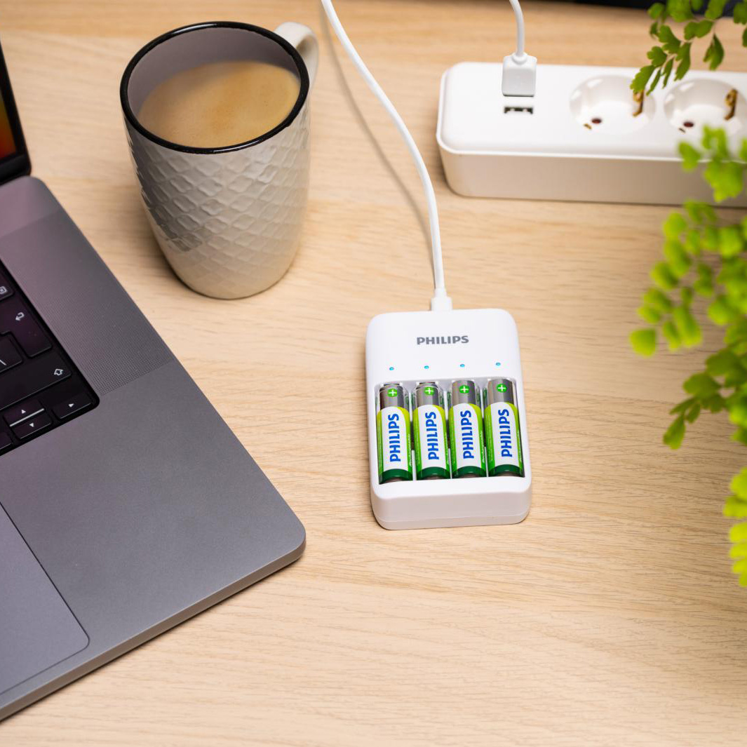 Ladegerät PHILIPS für AA / AAA Batterien inkl. 4 Batterien