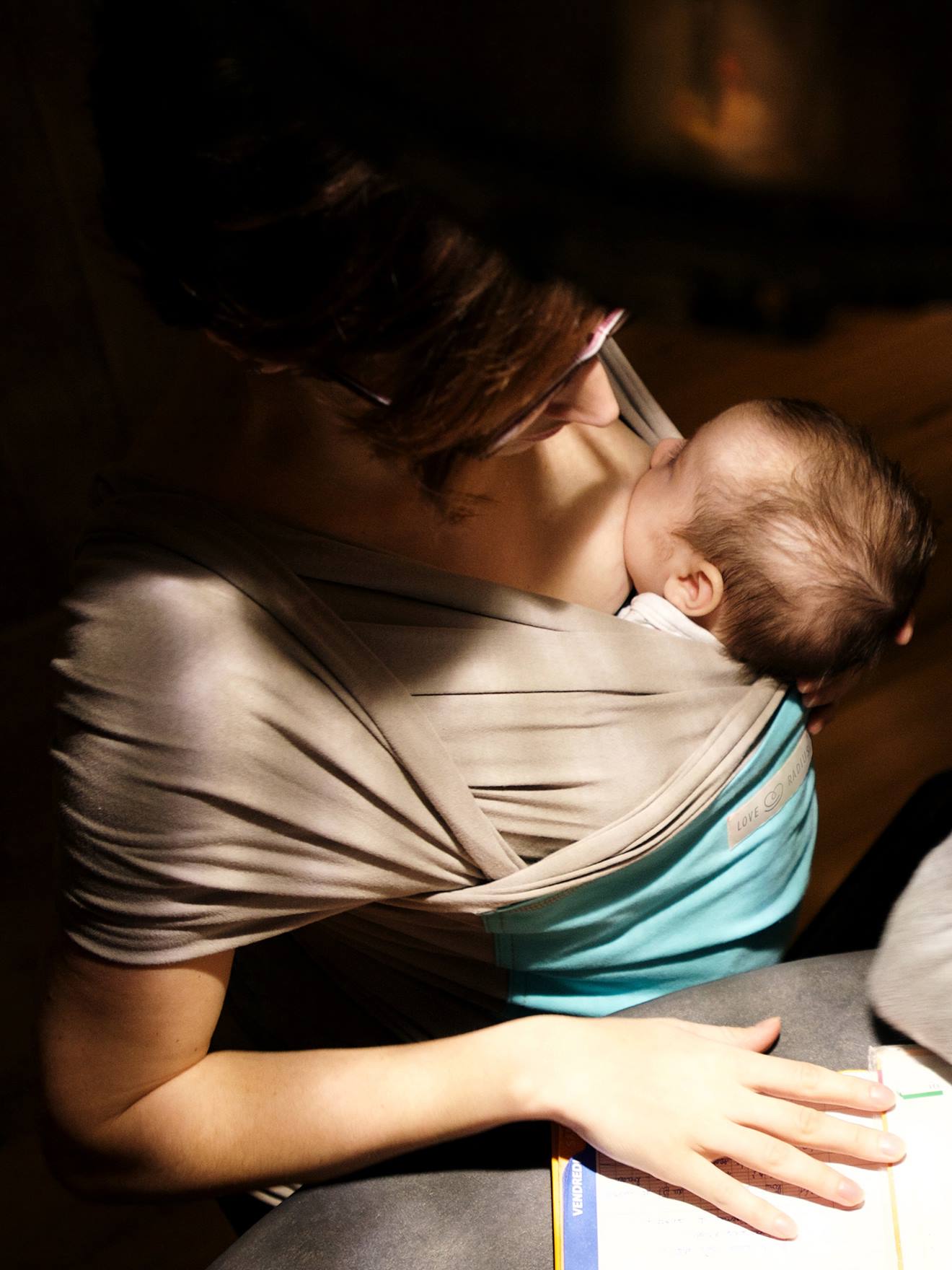 Porta-bebês L'originale LOVE RADIUS by JE PORTE MON BEBE liso cinza escuro