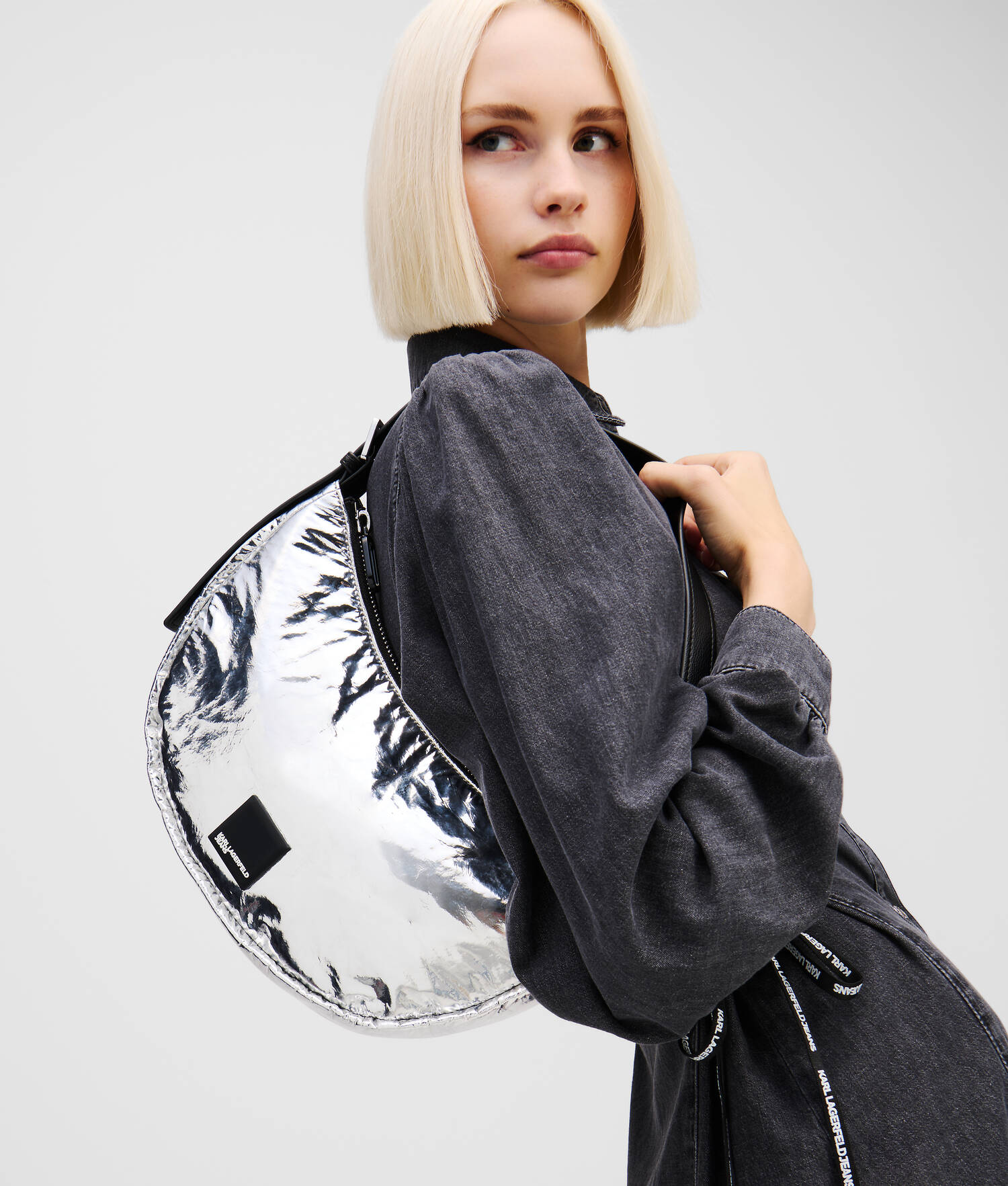 SAC DEMI-LUNE PORTÉ ÉPAULE KLJ MÉTALLISÉ AVEC LOGO ENCADRÉ - Argent