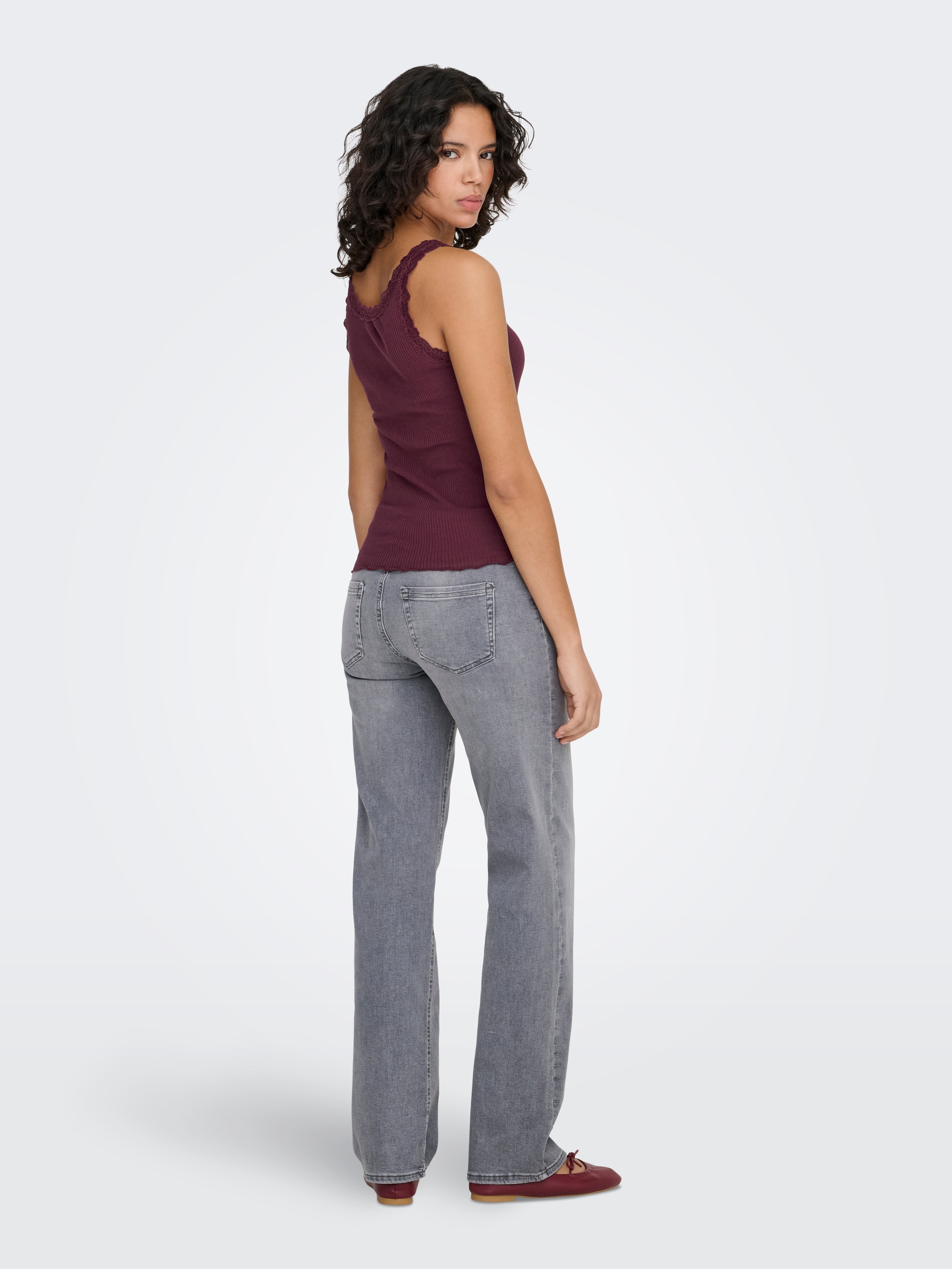 ONLY Tanktop »ONLSARA – Tanktop mit Spitzendetail am Ausschnitt«, regular fit, modisch, Jersey, Rippware, Rundhals
