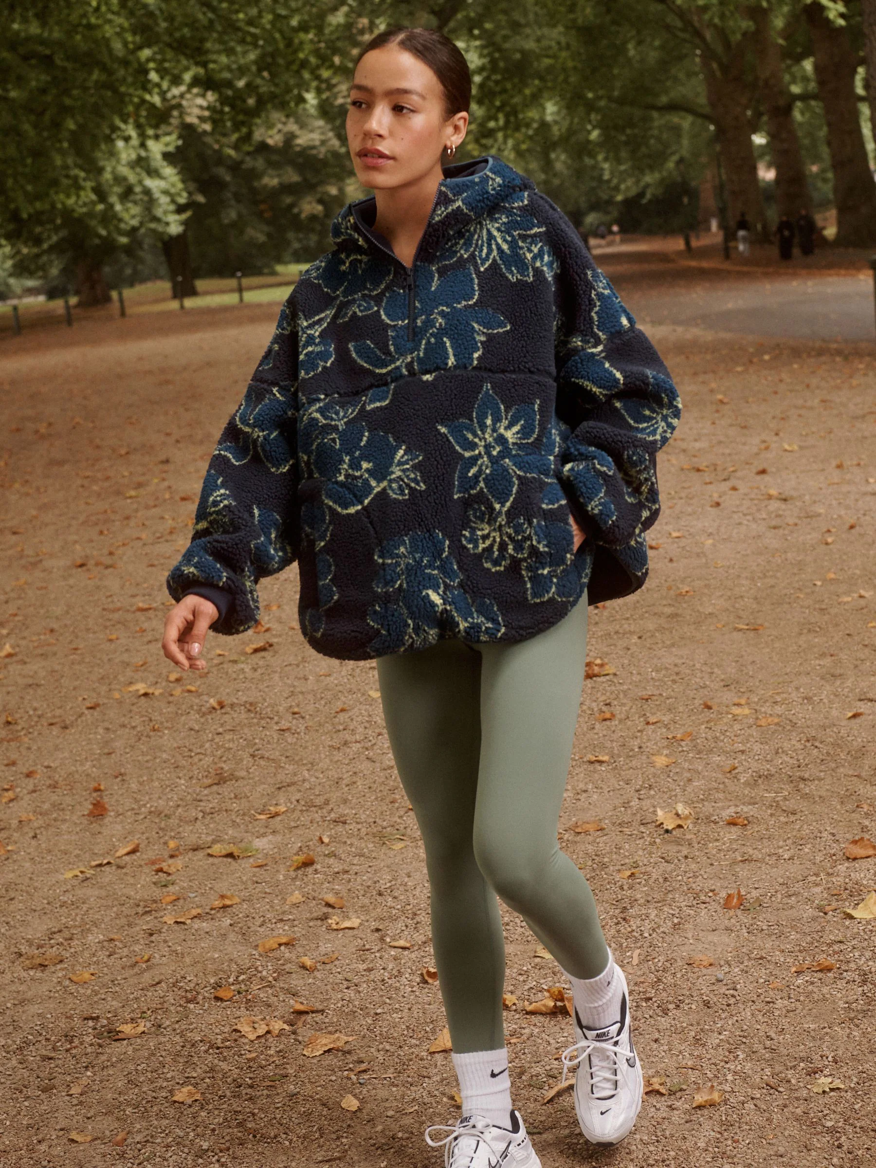 Marineblauwe bloemenprint - Active Borg Hooded Jacket
