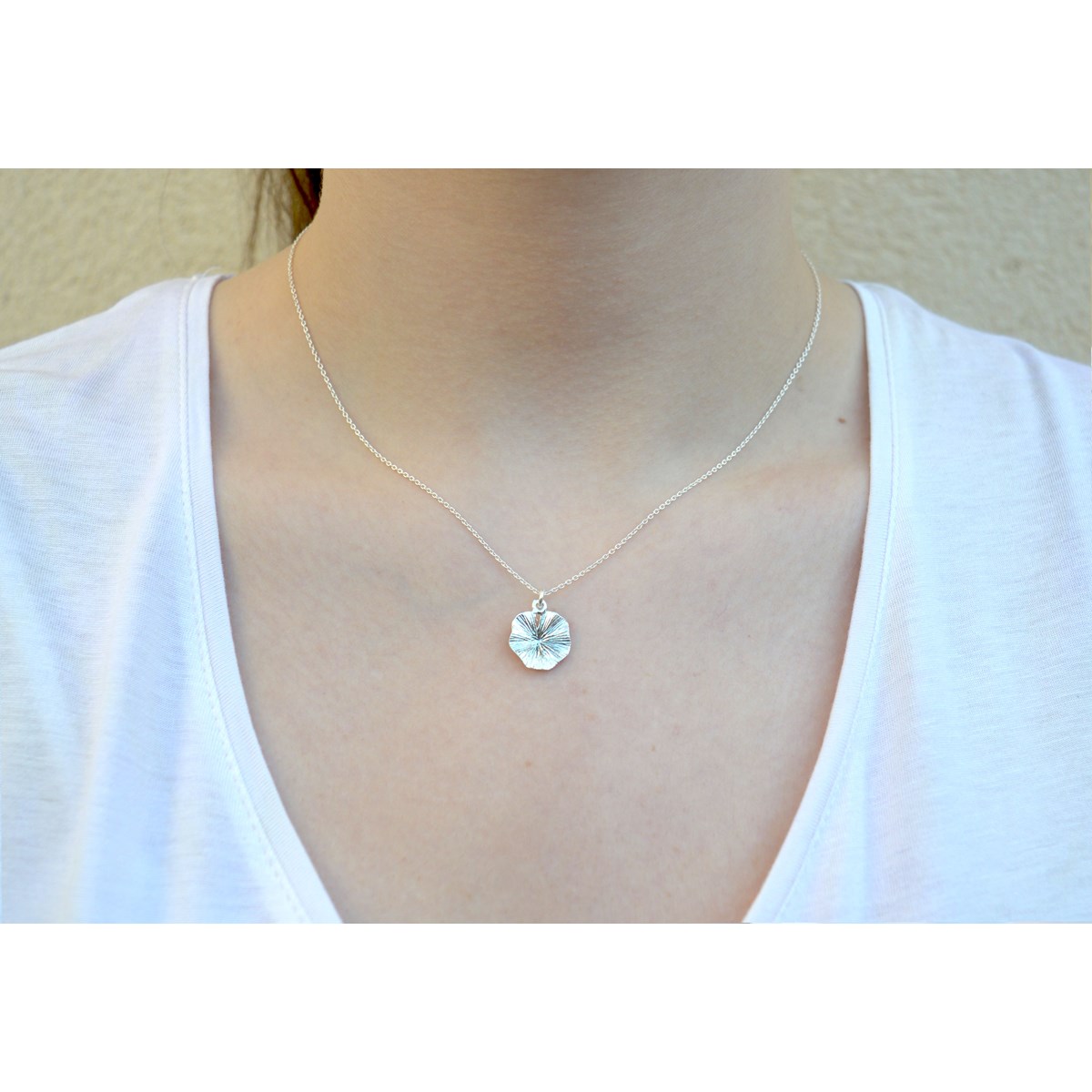 Collier orné de pendentif feuille de lotus martelée argent 925