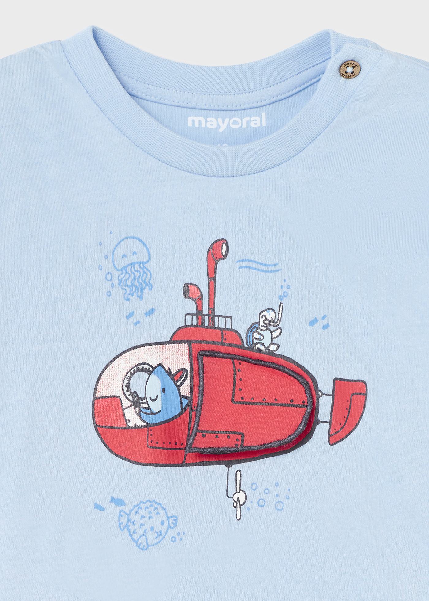Camiseta infantil com estampa interativa feita de algodão sustentável.