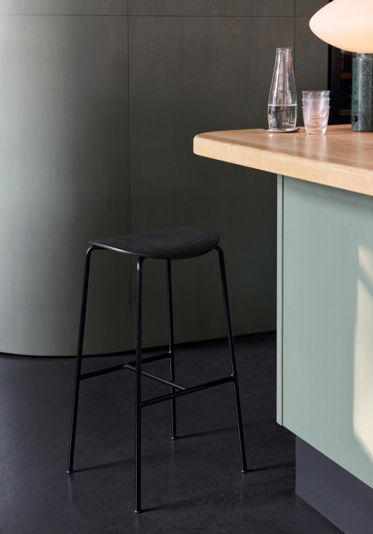 &tradition Pavilion AV38 barkruk H79 viltglijders gelakt walnoot