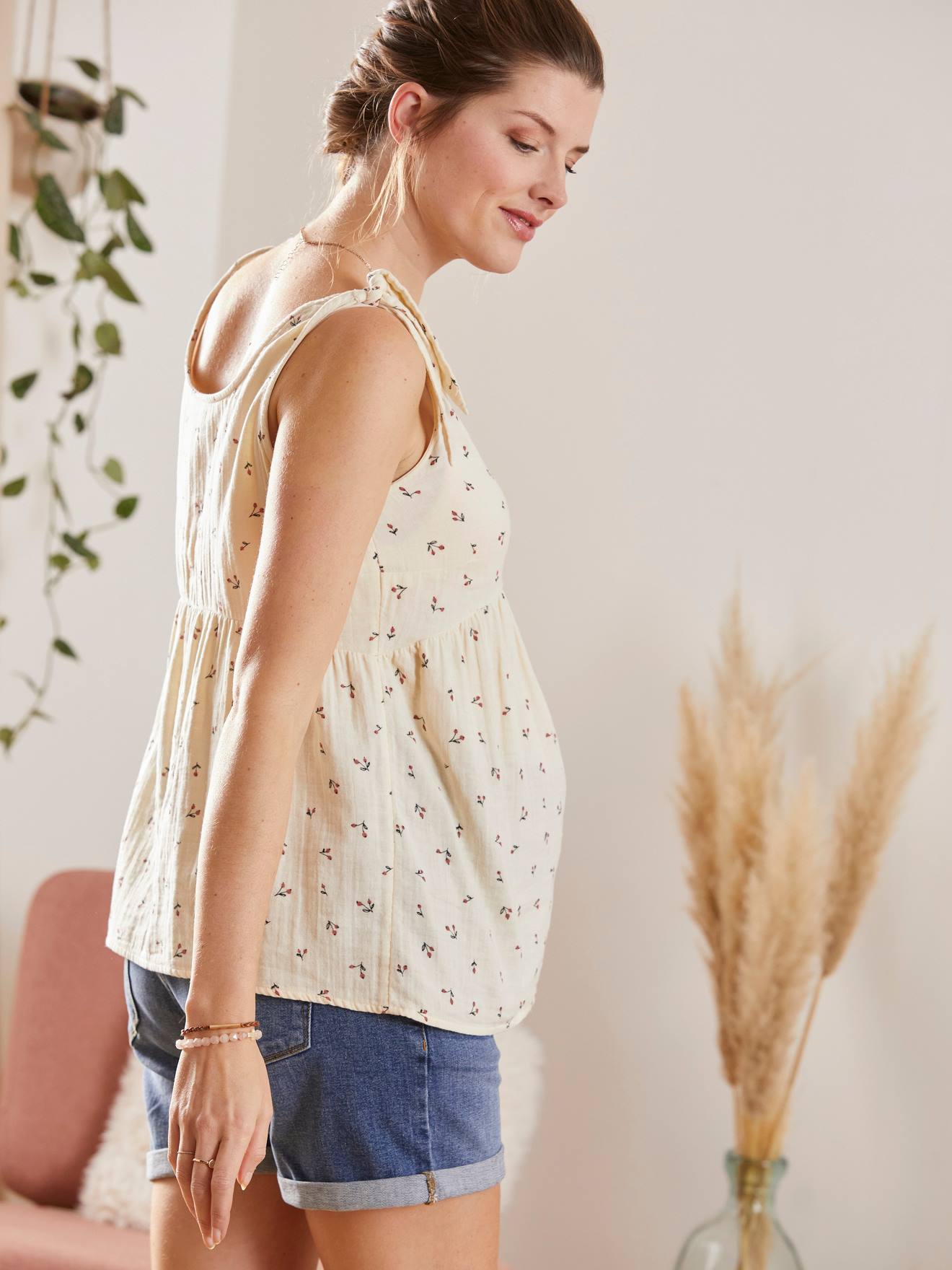 Blusa de maternidade e amamentação sem mangas em chiffon de algodão, bege claro com estampa.