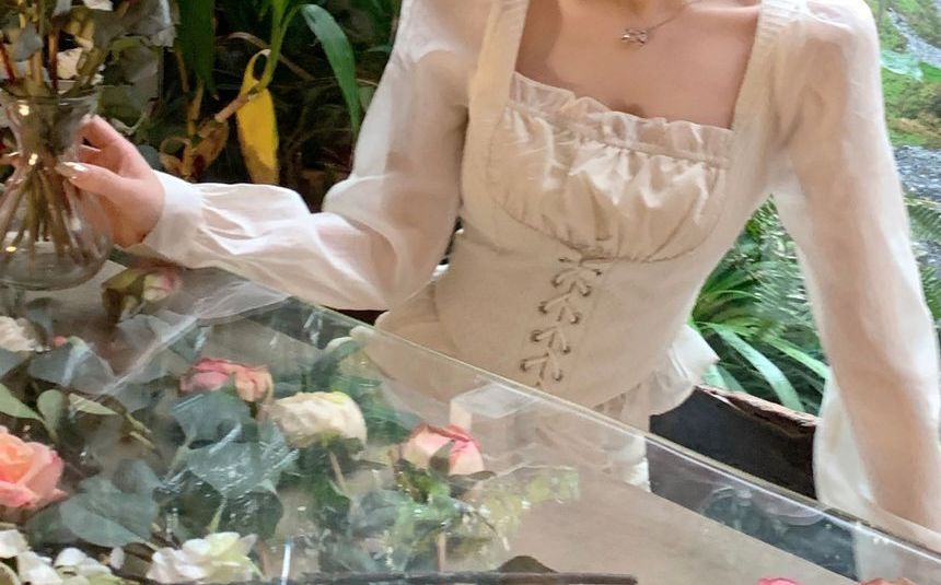 Sisyphi - Blouse met vierkante hals en vetersluiting / Mini A-lijn rok met hoge taille
