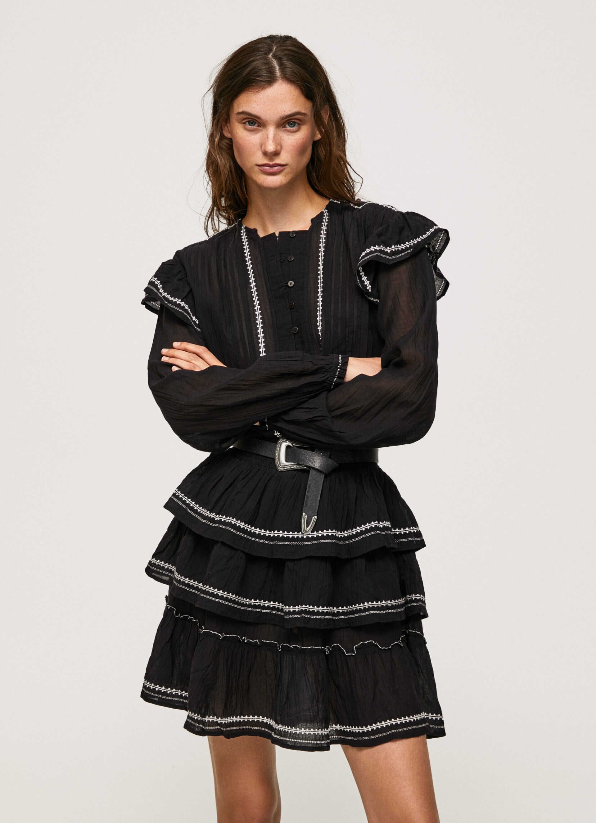 Mini vestido com detalhes bordados - preto