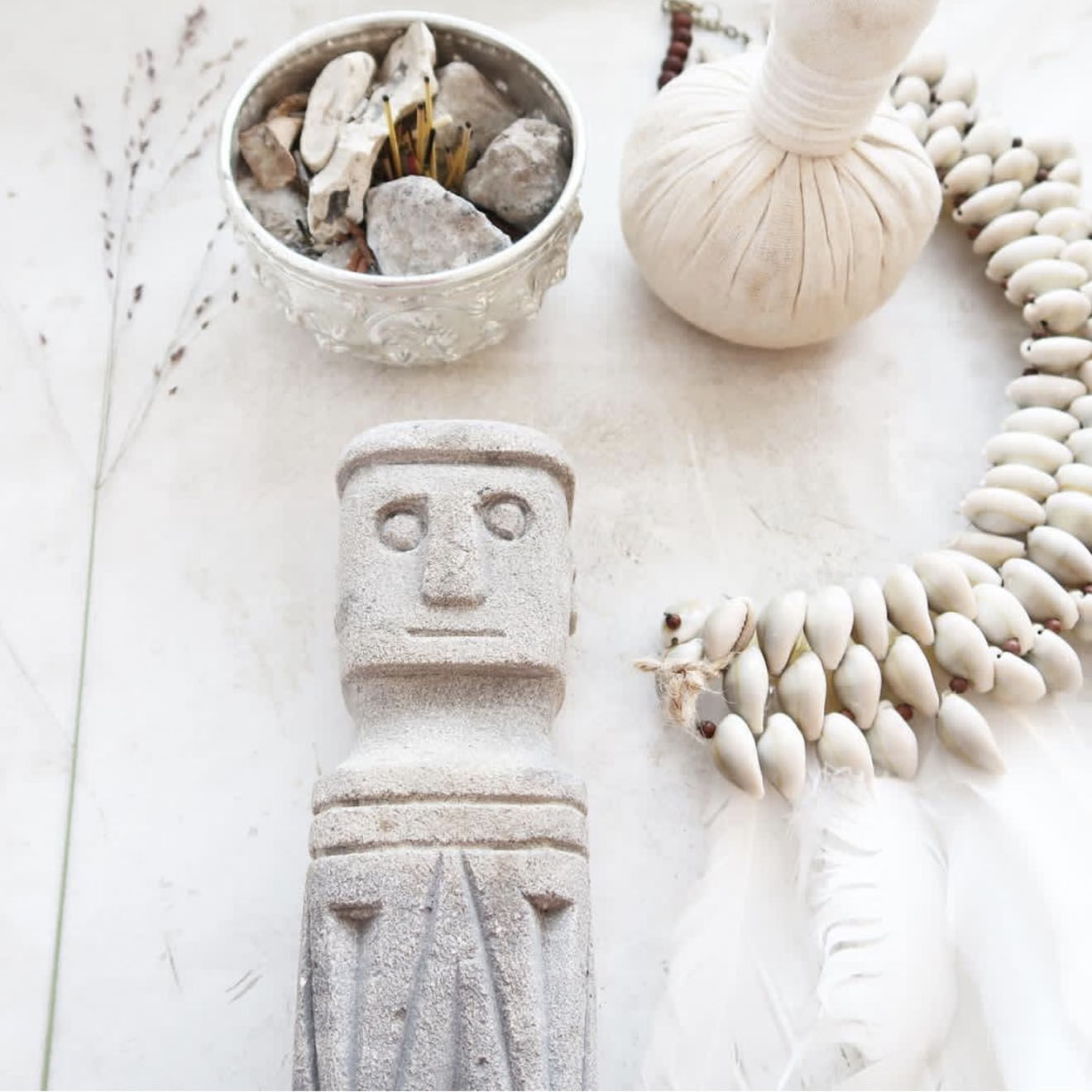 Bazar Bizar Statue de pierre Sumba naturel - 7x5x18 cm