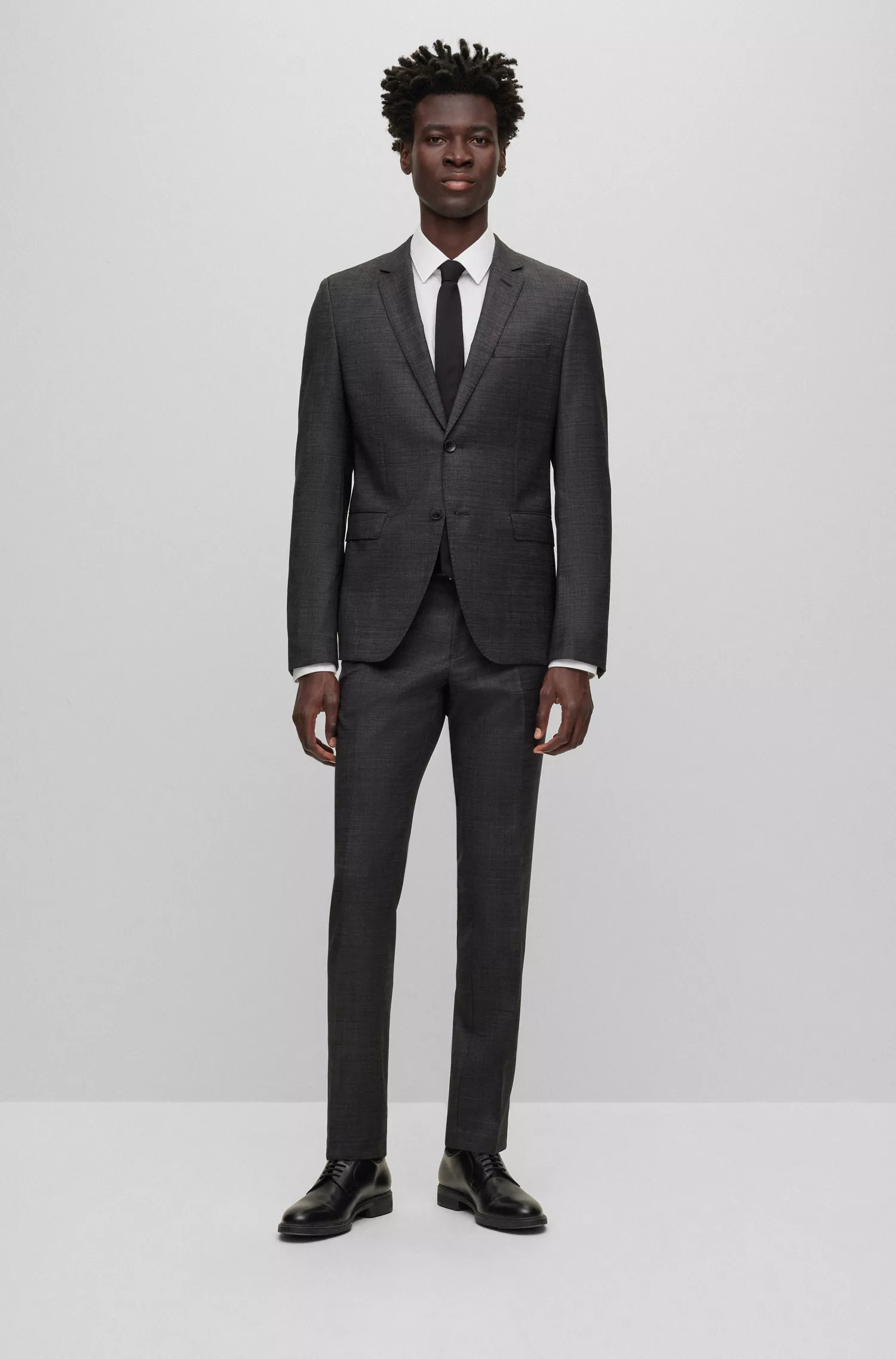 Terno BOSS preto, extra slim fit, em lã virgem com microestampa.