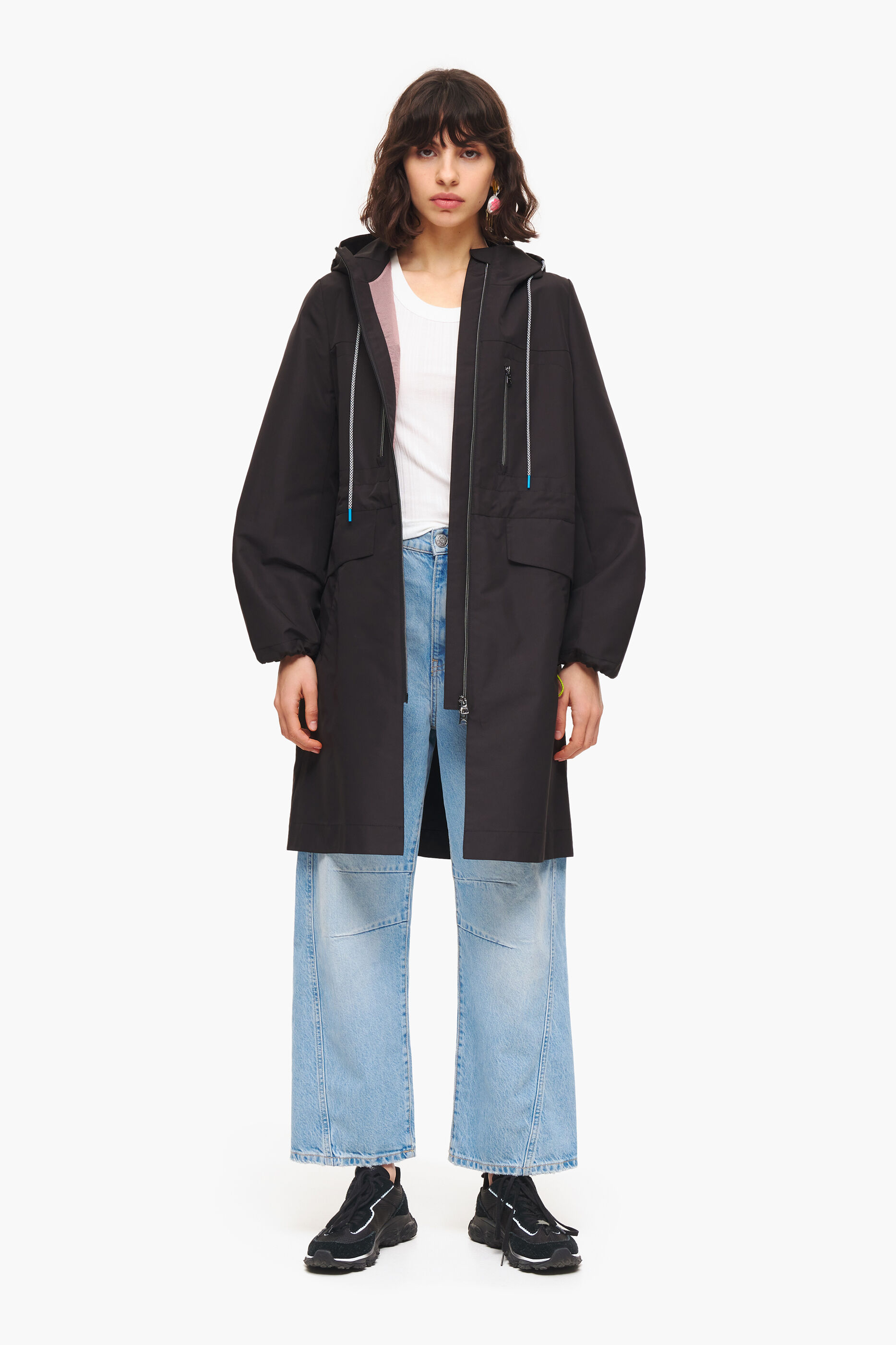 Trench coat preto com boca de sino