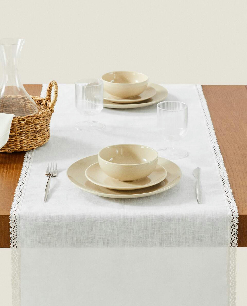 CAMINHO DE MESA COM ACABAMENTO EM RENDA