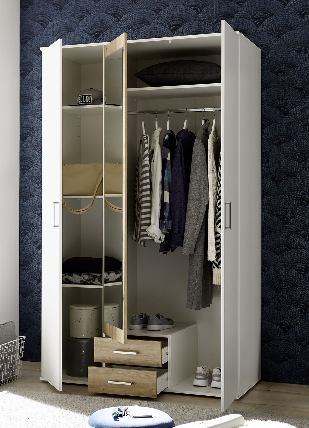 Moderner Kleiderschrank auf Wunsch mit Aufbau-Service