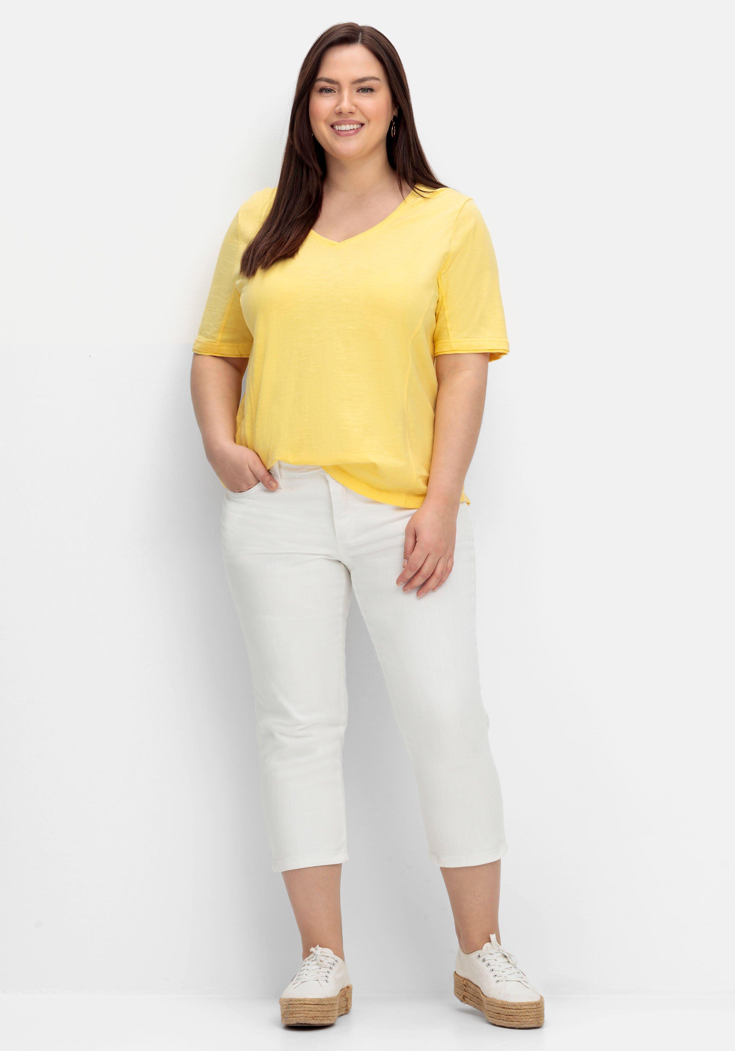 Shirt mit V-Ausschnitt und gerundetem Saum