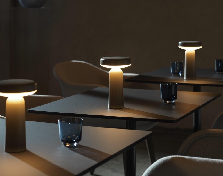 Muuto Ease tafellamp oplaadbaar LED lichtblauw