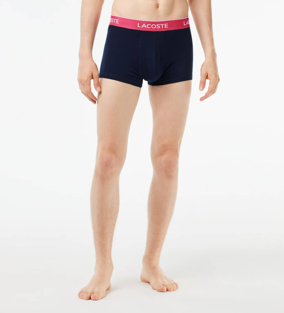 Conjunto de 3 cuecas boxer Lacoste com cós contrastante na cor azul marinho.