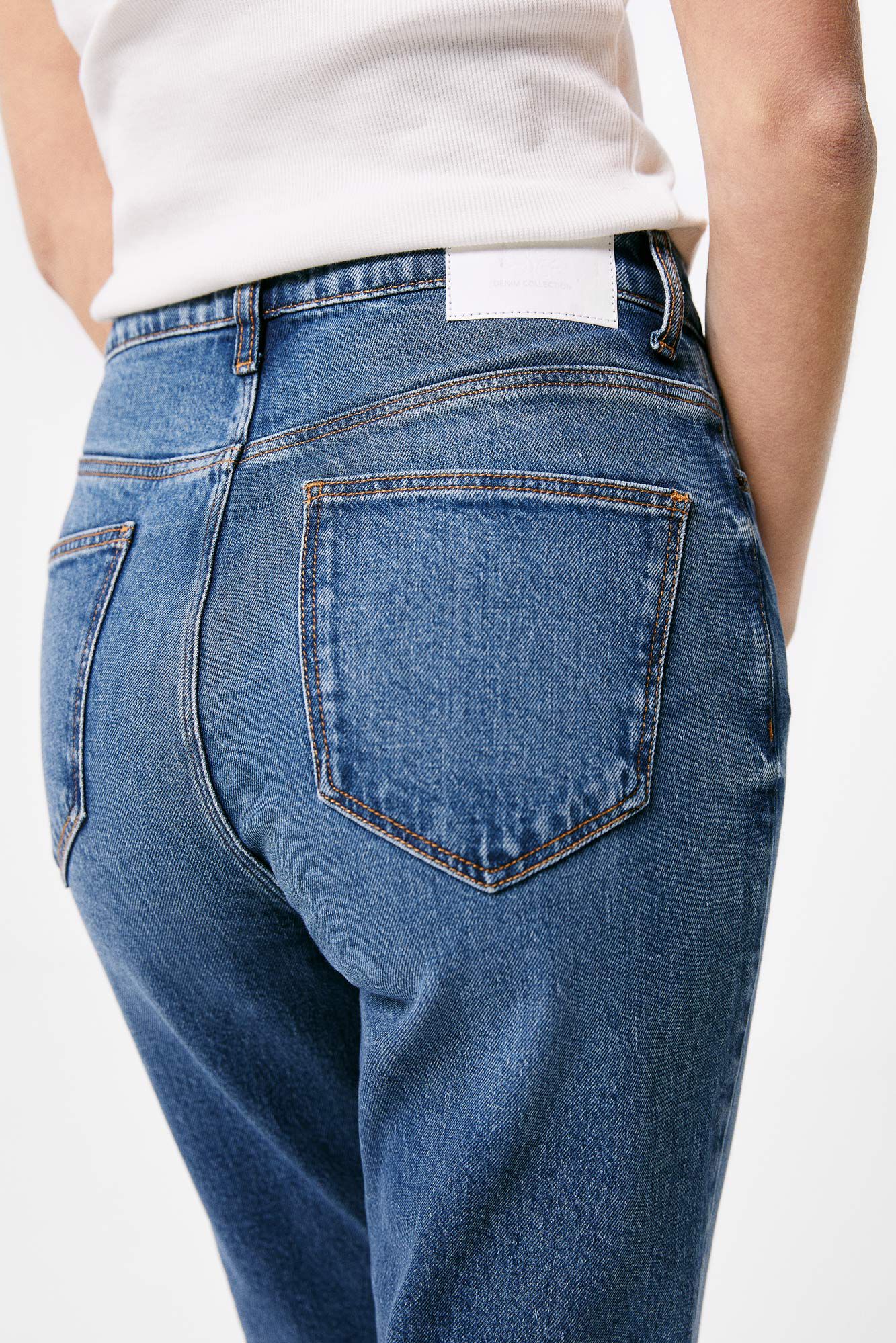 Calça jeans cropped reta com lavagem sustentável - Azul médio