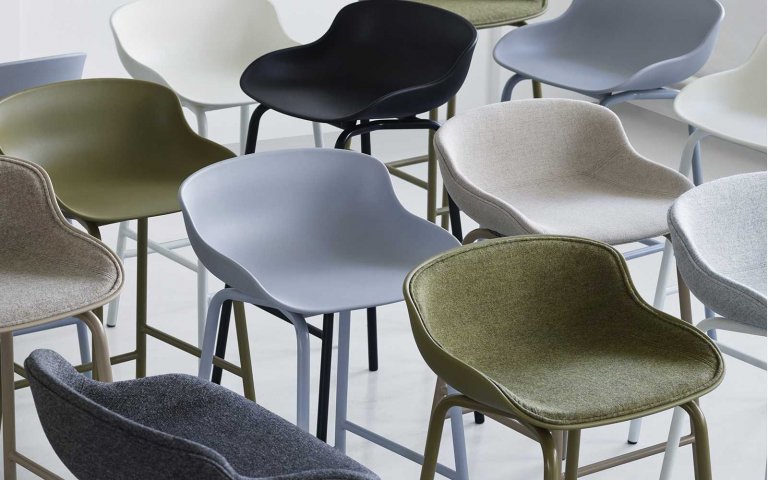 Normann Copenhagen Hyg barkruk 65 cm front upholstery Zand Synergy