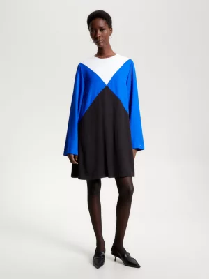 Vestido Argyle com blocos de cores, modelagem acinturada e evasê.