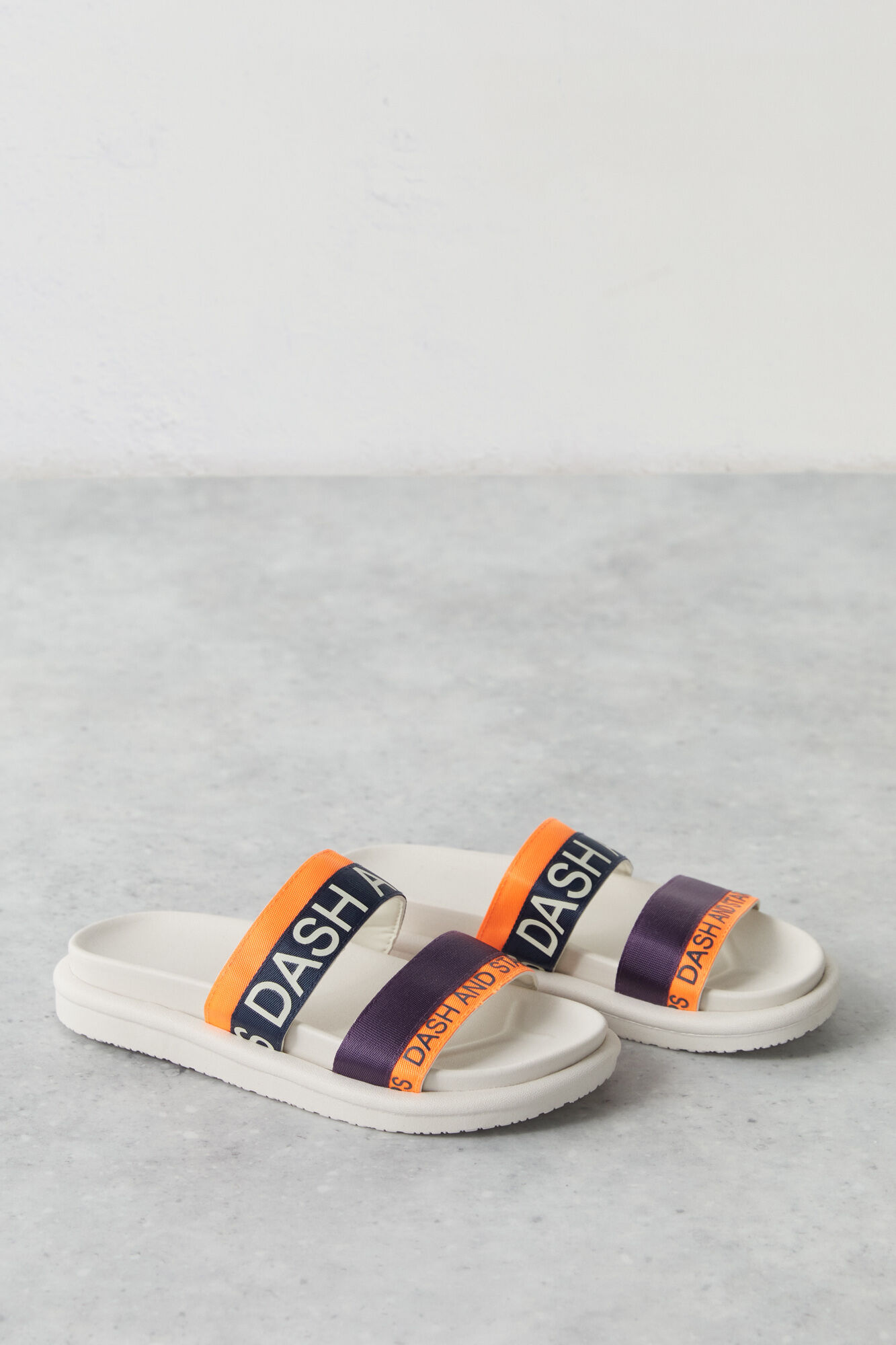 Chanclas tiras logo naranja - branco