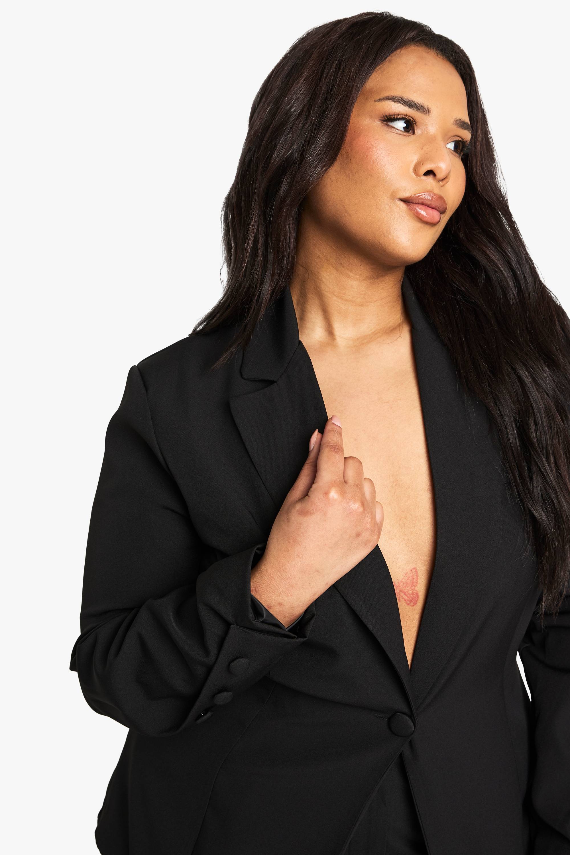 boohoo Blazer grande taille tissé, coupé sur mesure, avec détail de bouton en tissu assorti