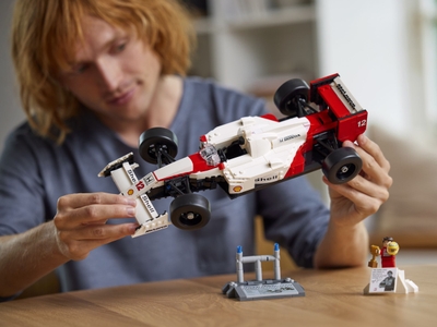 LEGO McLaren MP4/4 en Ayrton Senna (10330)