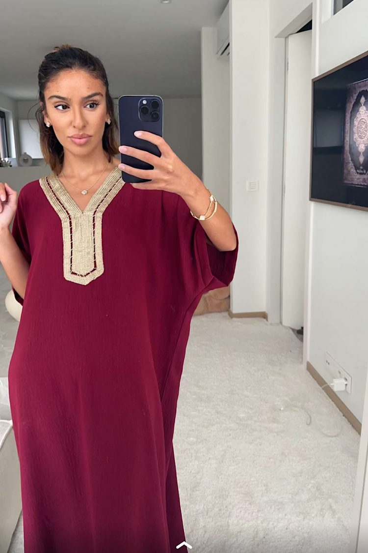 Abaya rouge bordeaux à broderies dorées