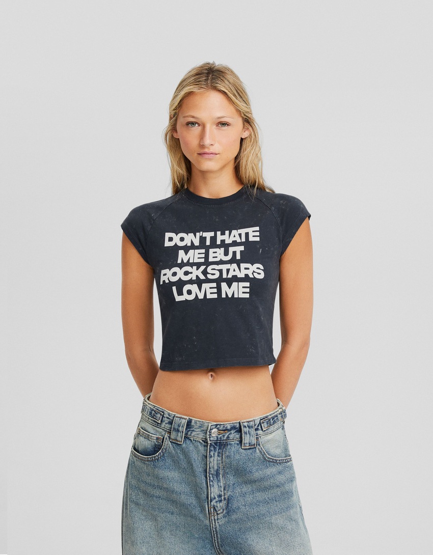 Camiseta de manga curta com estampa de efeito desbotado