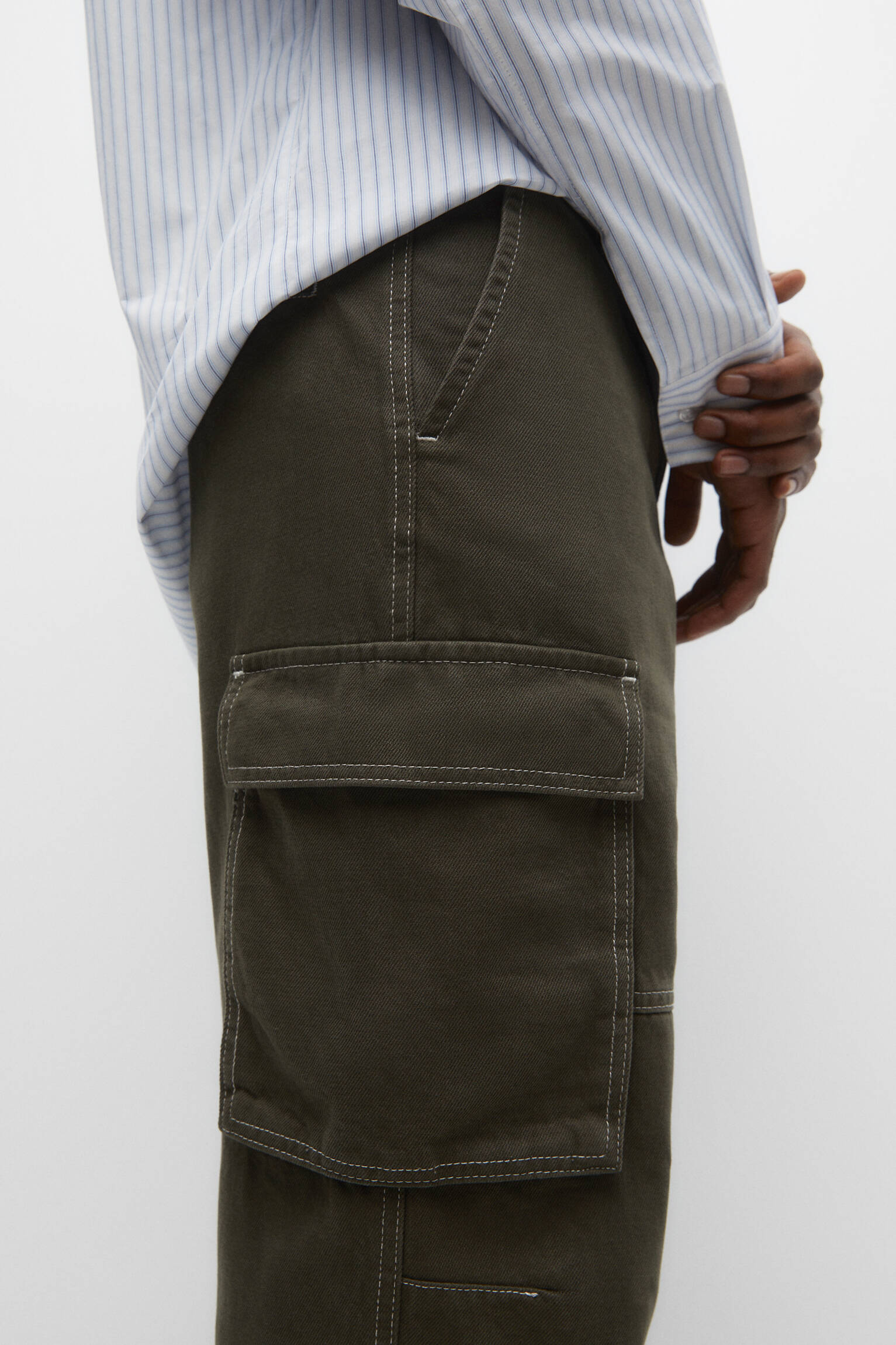 Calça cargo com costura contrastante - cáqui claro