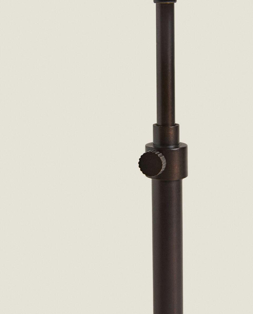 LUMINÁRIA COM BASE DE METAL E CÚPULA DE LINHO