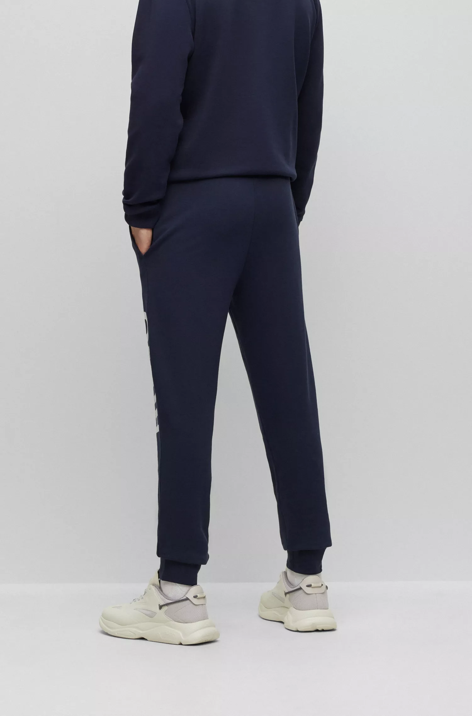 Calça de fato de treino HUGO com punhos vermelhos em tecido felpudo francês e logótipo contrastante.