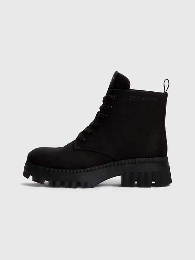 Botas de salto alto feitas de lona reciclada
