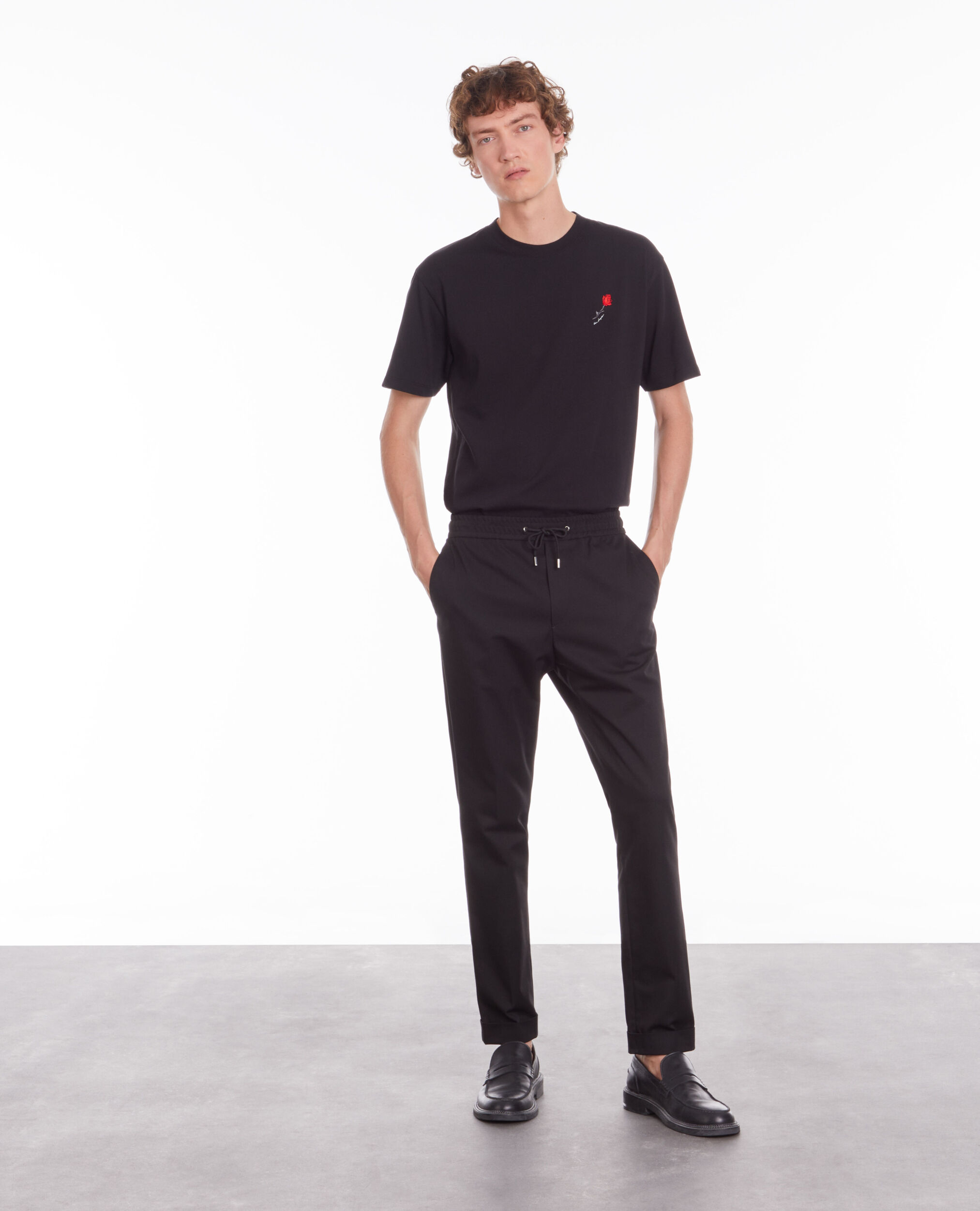 T-shirt noir avec broderie fleur