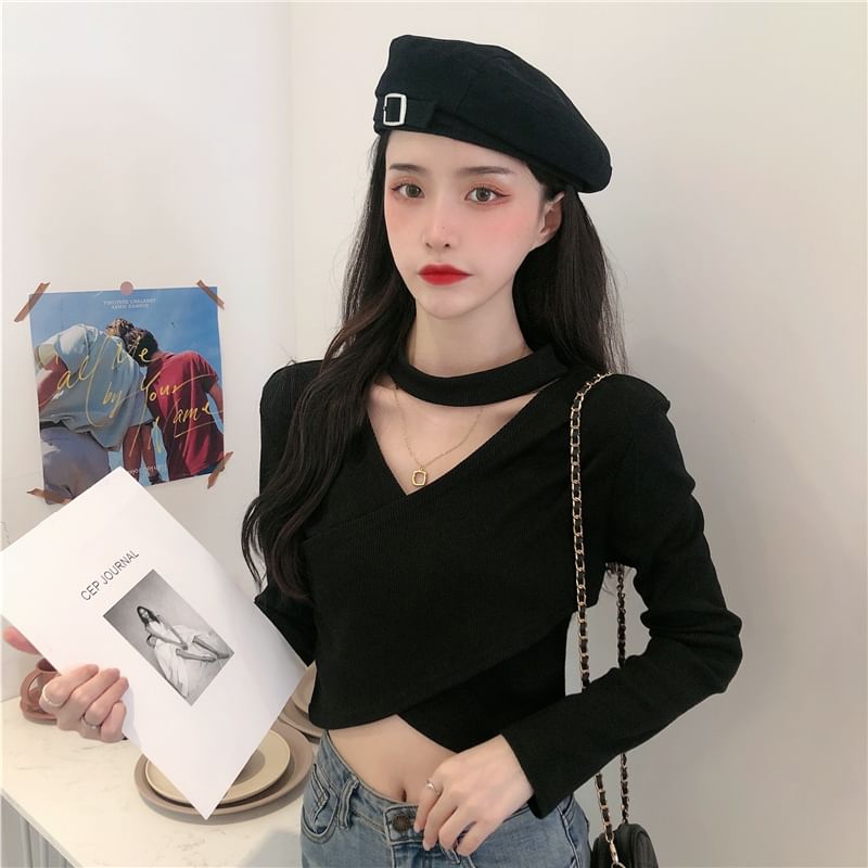 Shinsei - Crop top met lange mouwen en een effen halslijn en uitgesneden kruislings