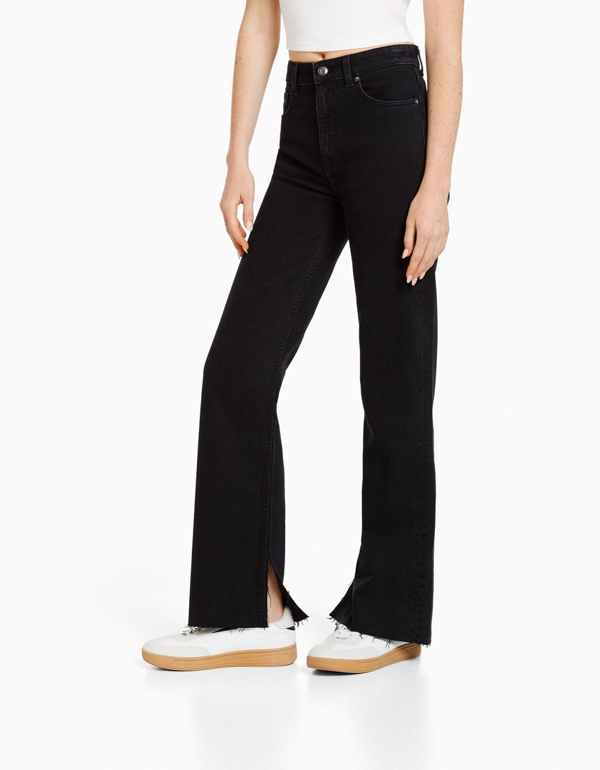 Calça jeans reta confortável com fenda lateral