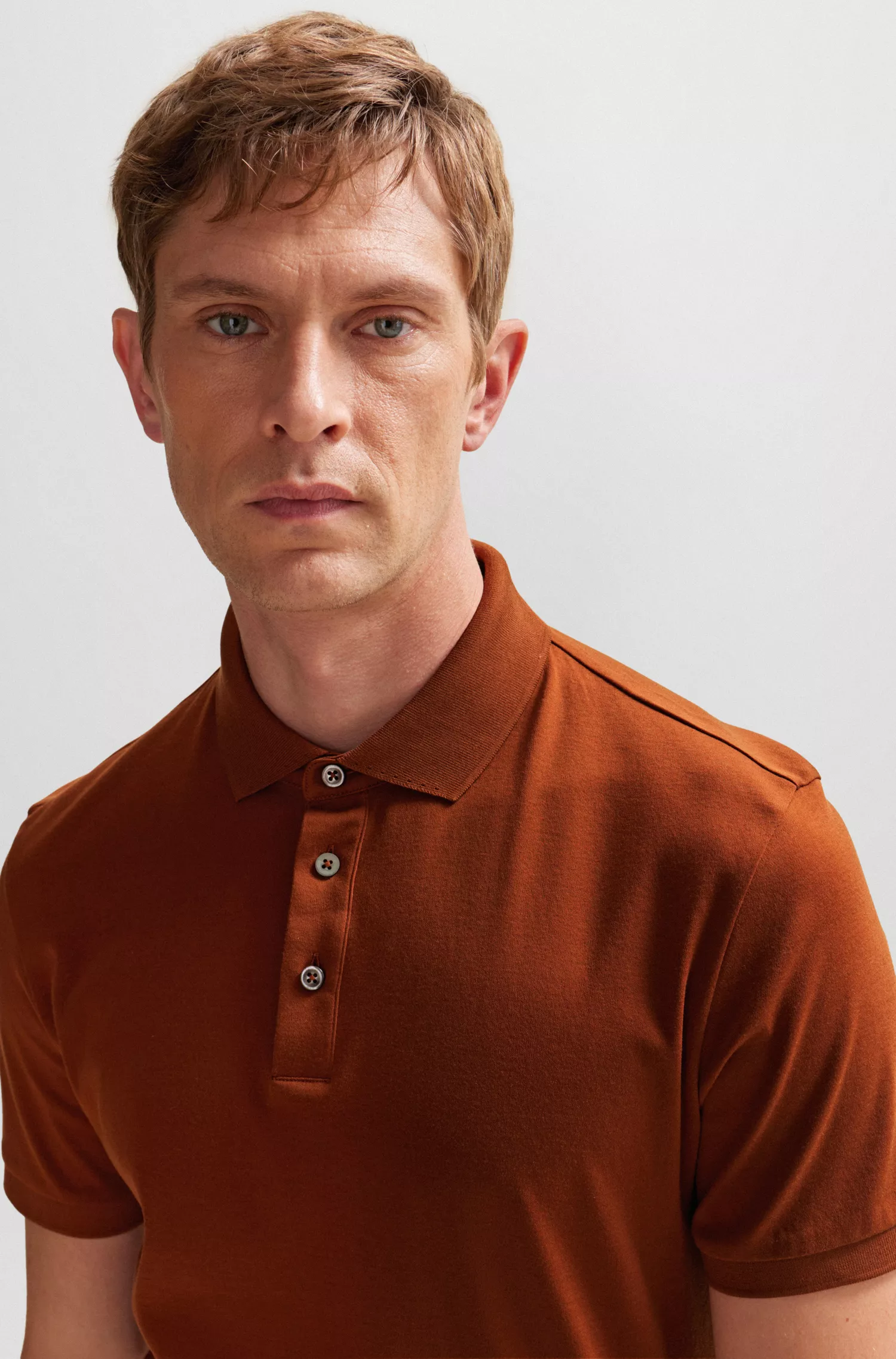 Camisa polo BOSS cor camelo, corte regular, em algodão italiano mercerizado.