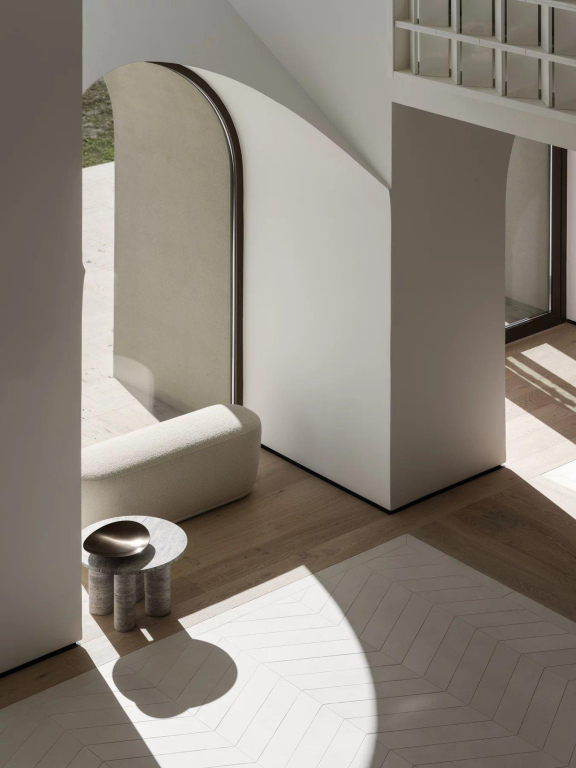 Blomus Volos bijzettafel Ø52 Silver Travertine