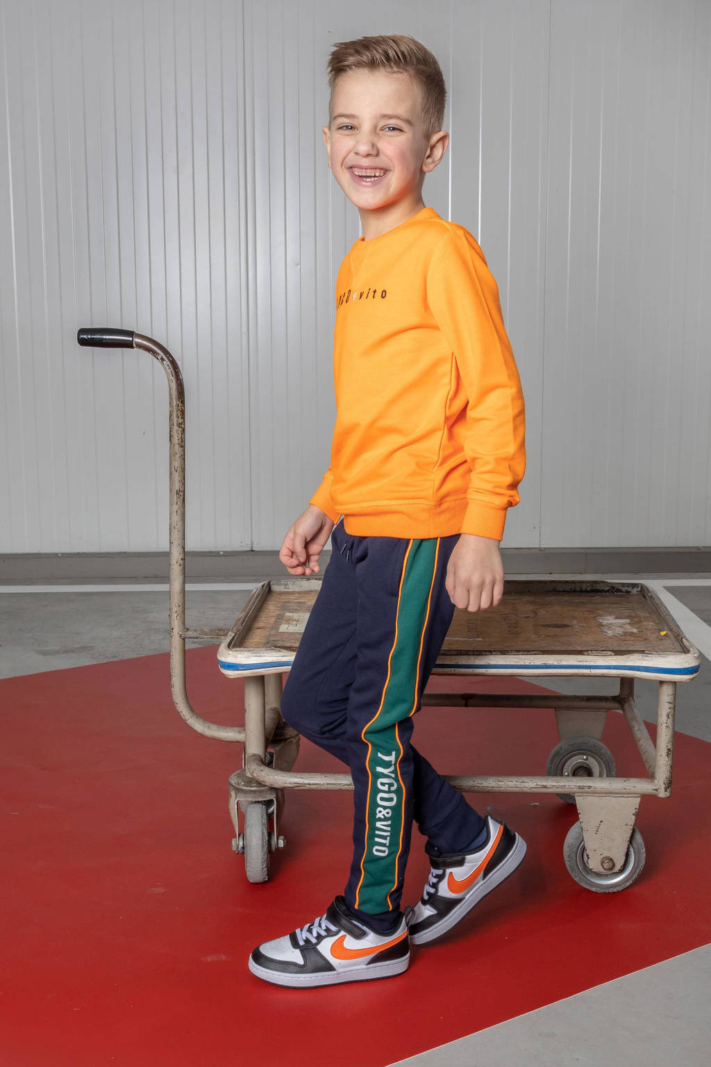 TYGO & vito sweater met tekst fel oranje